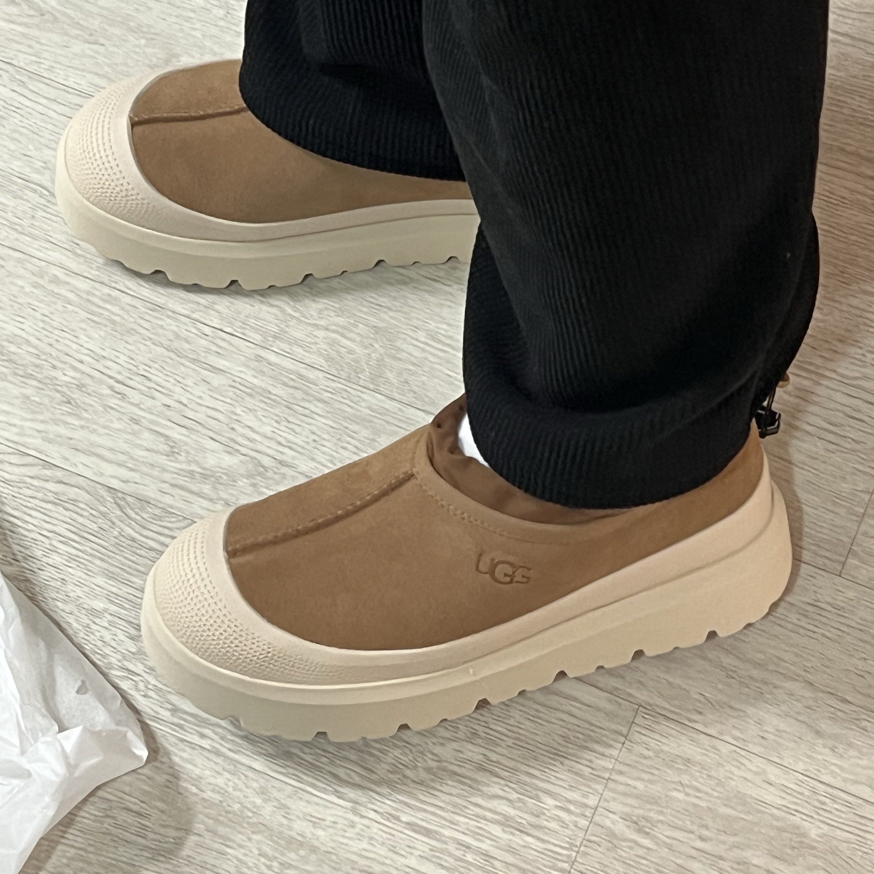 UGG Tasman Weather Hybrid Chestnut Whitecap 착용 스타일 - 2