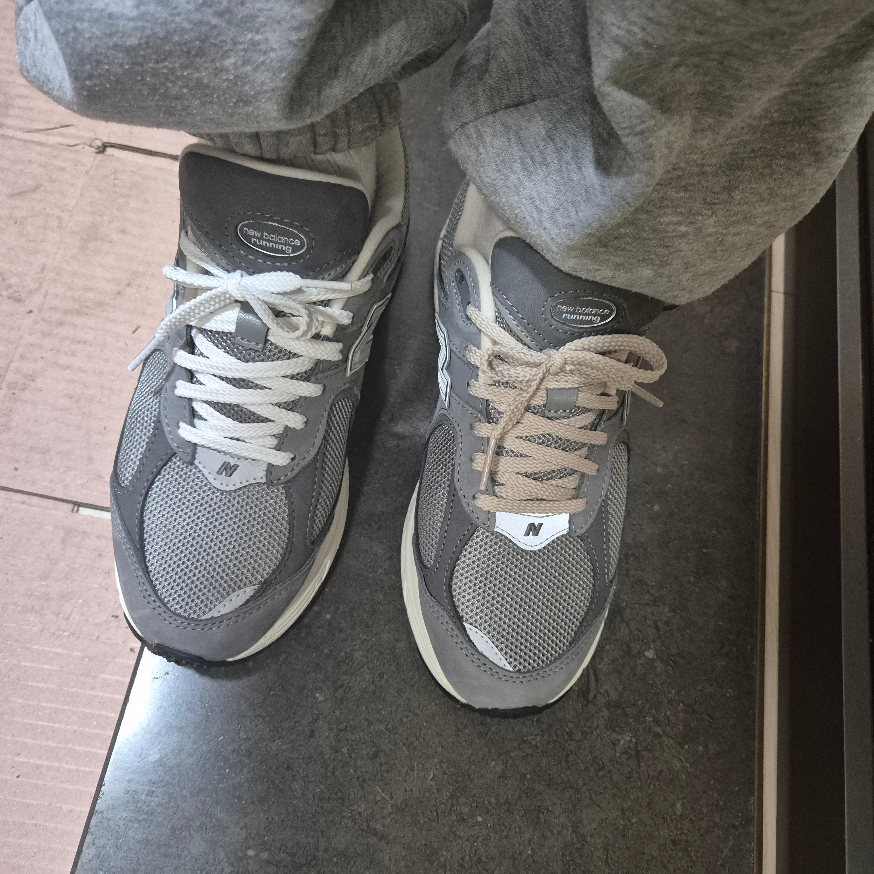 New Balance 2002R Premium Vintage Grey 착용 스타일 - 6