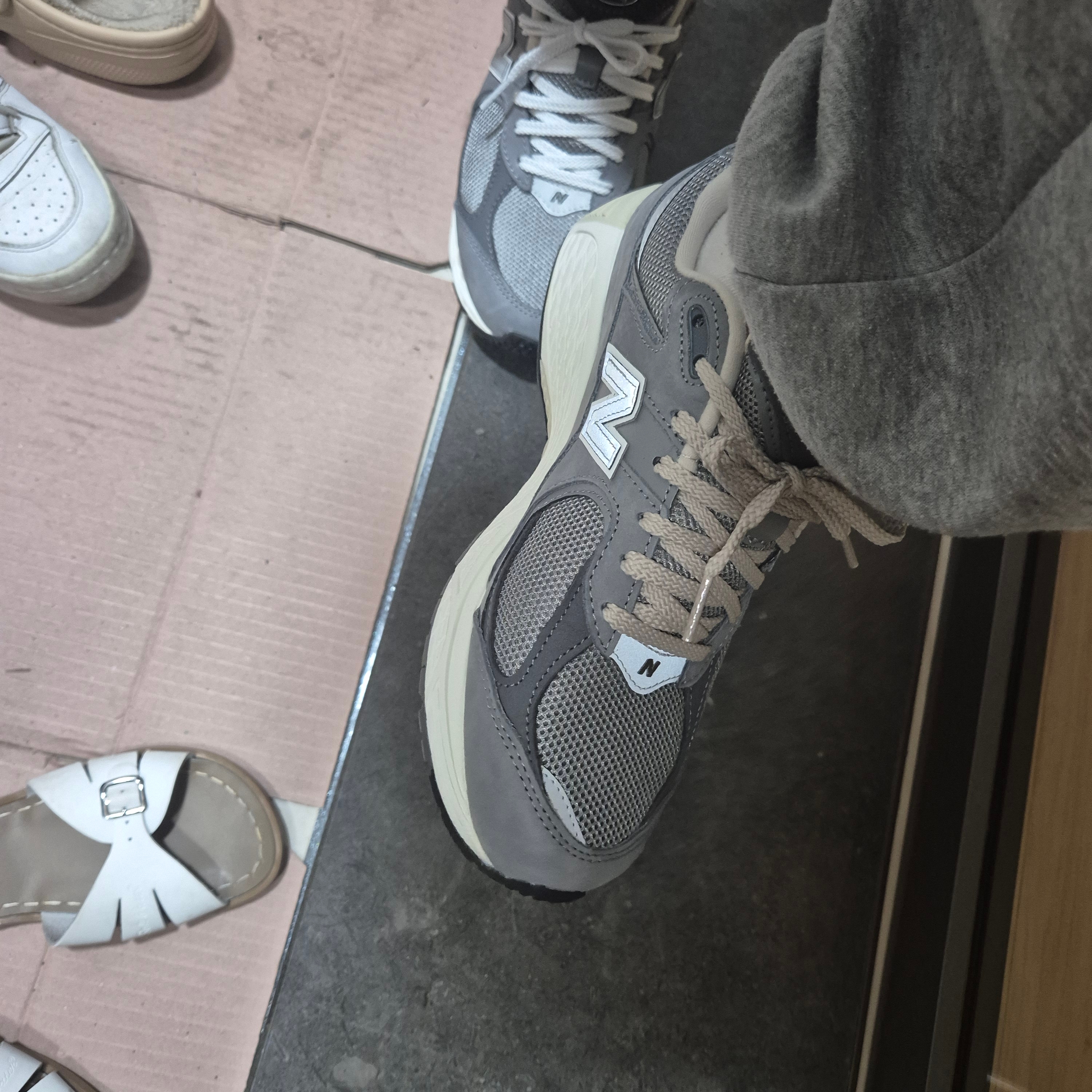 New Balance 2002R Premium Vintage Grey 착용 스타일 - 5
