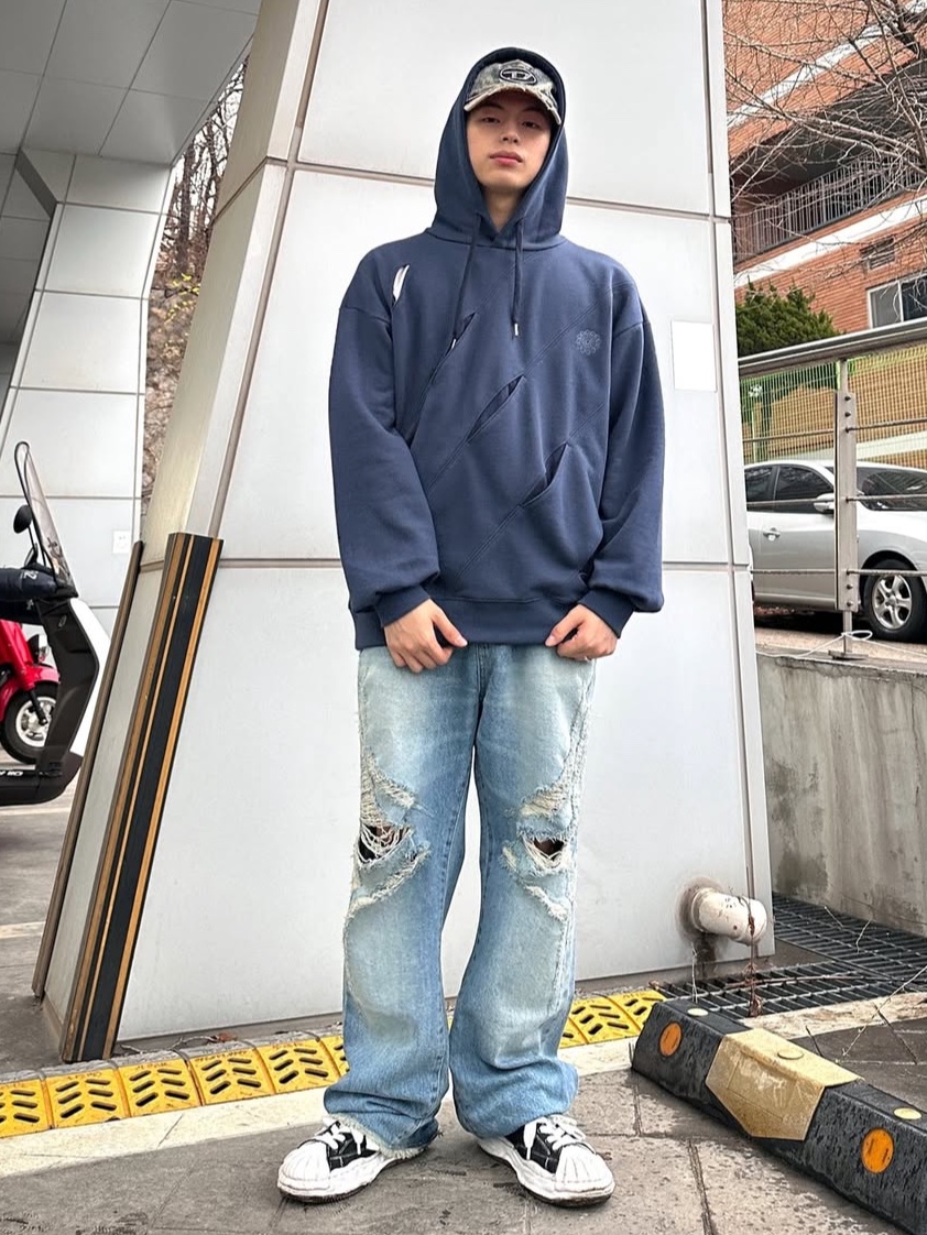 Diesel C-Seymon Treated Denim Baseball Cap Blue White, Maison Mihara Yasuhiro Blakey OG Sole Canvas Low-top Sneakers Black White 착용 스타일 - 2
