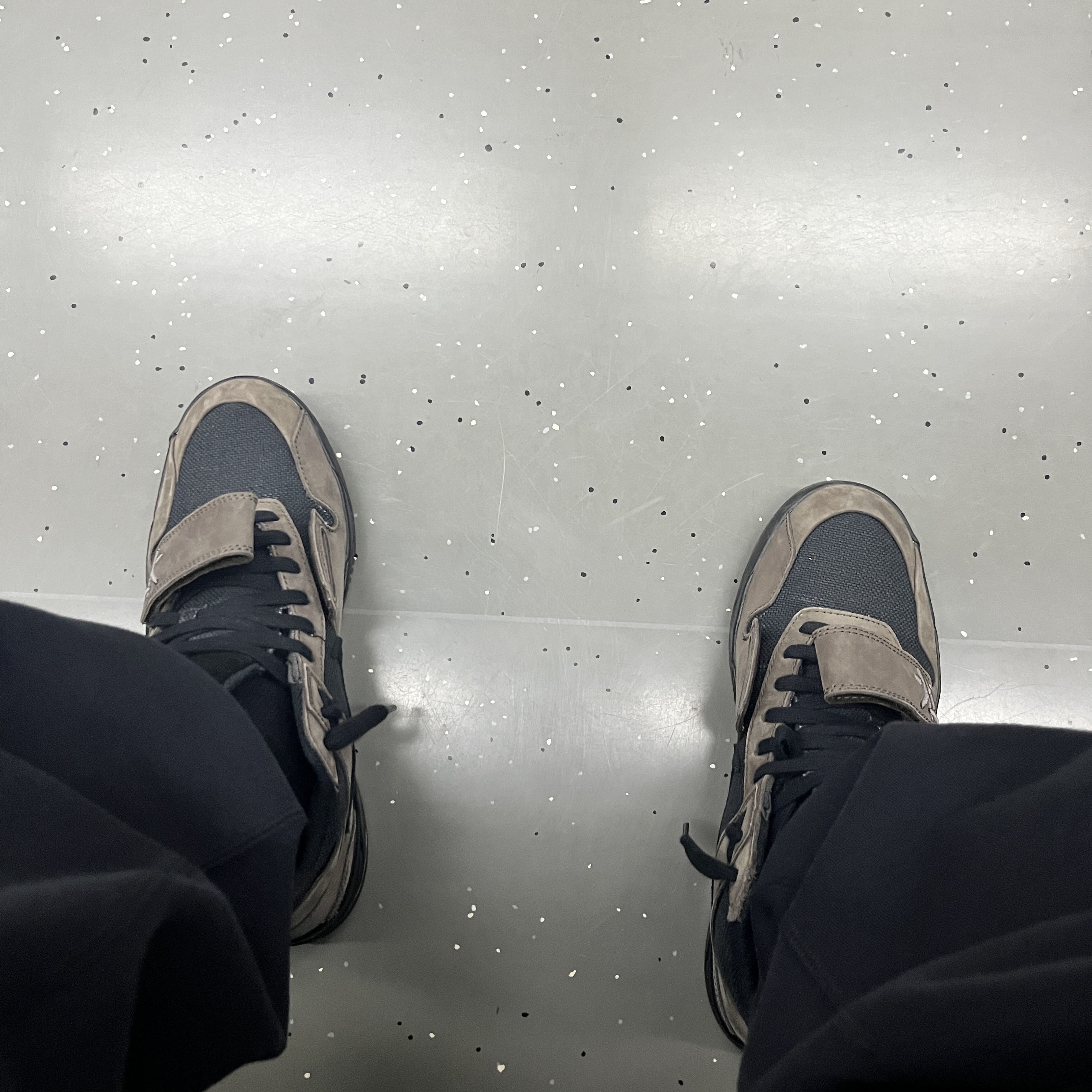 Jordan x Travis Scott Jumpman Jack TR Black and Dark Mocha 착용 스타일 - 9