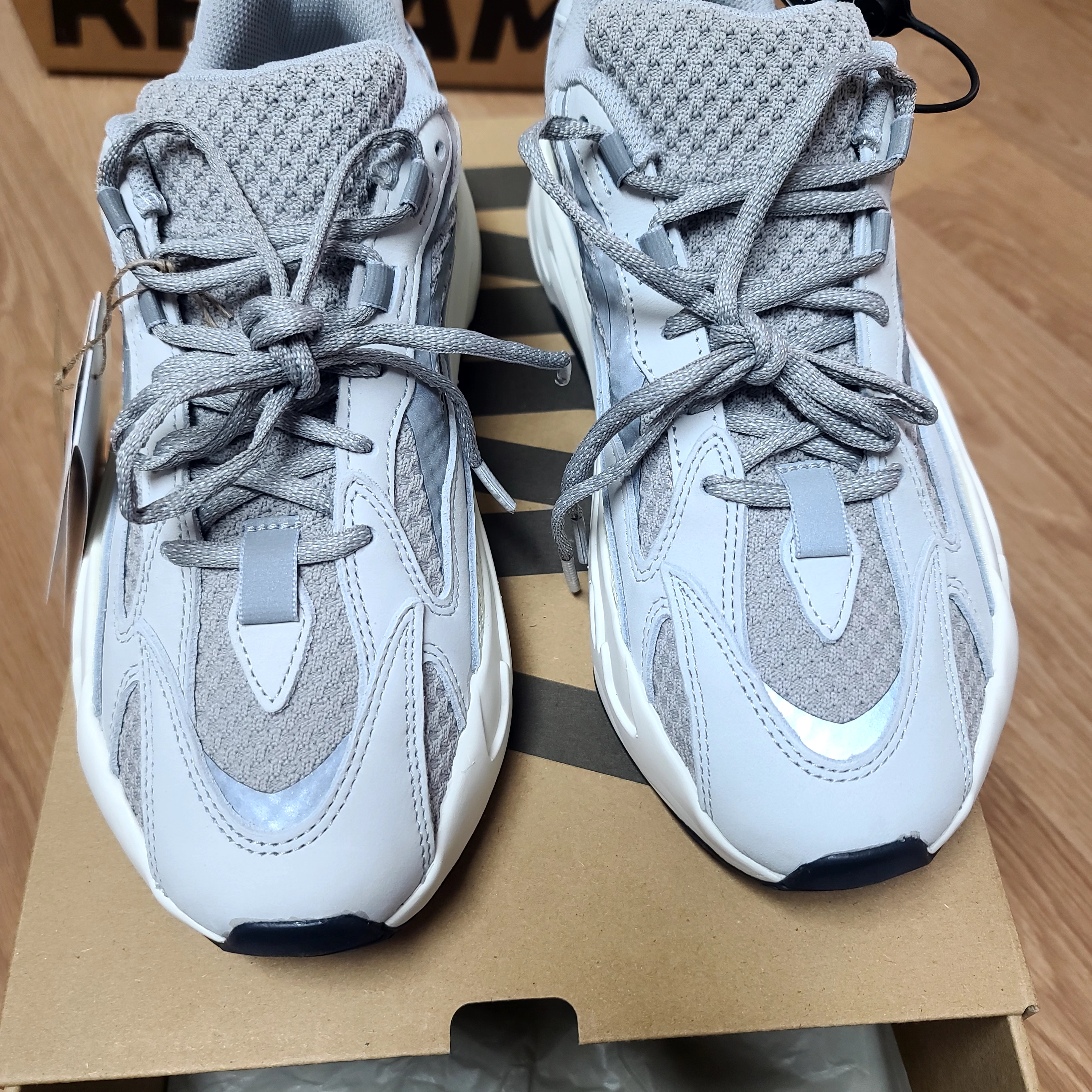Adidas Yeezy Boost 700 V2 Static 2022 착용 스타일 - 2
