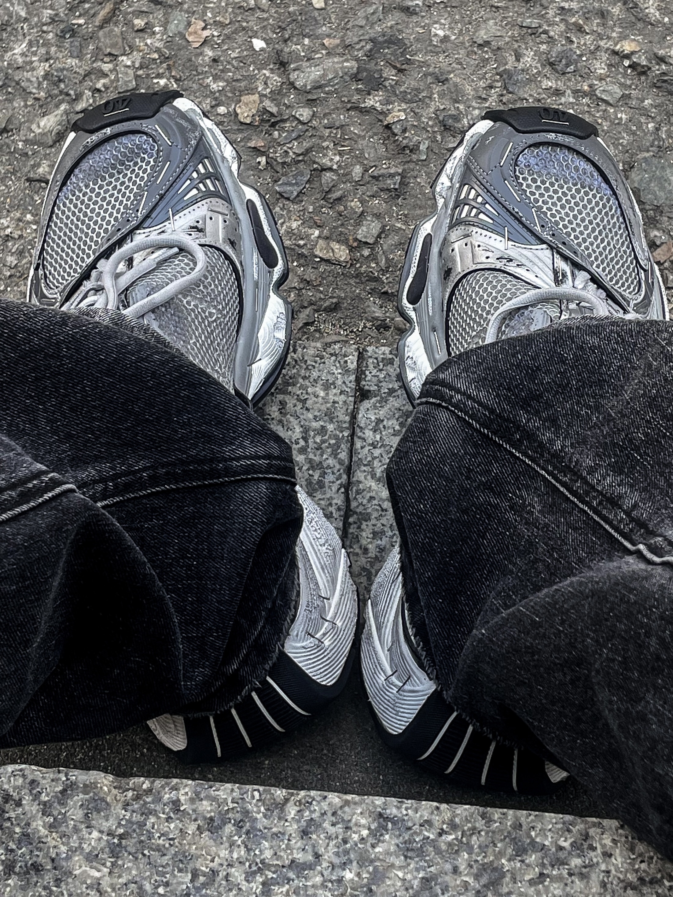 Balenciaga Stapler Sneaker Silver Grey 착용 스타일