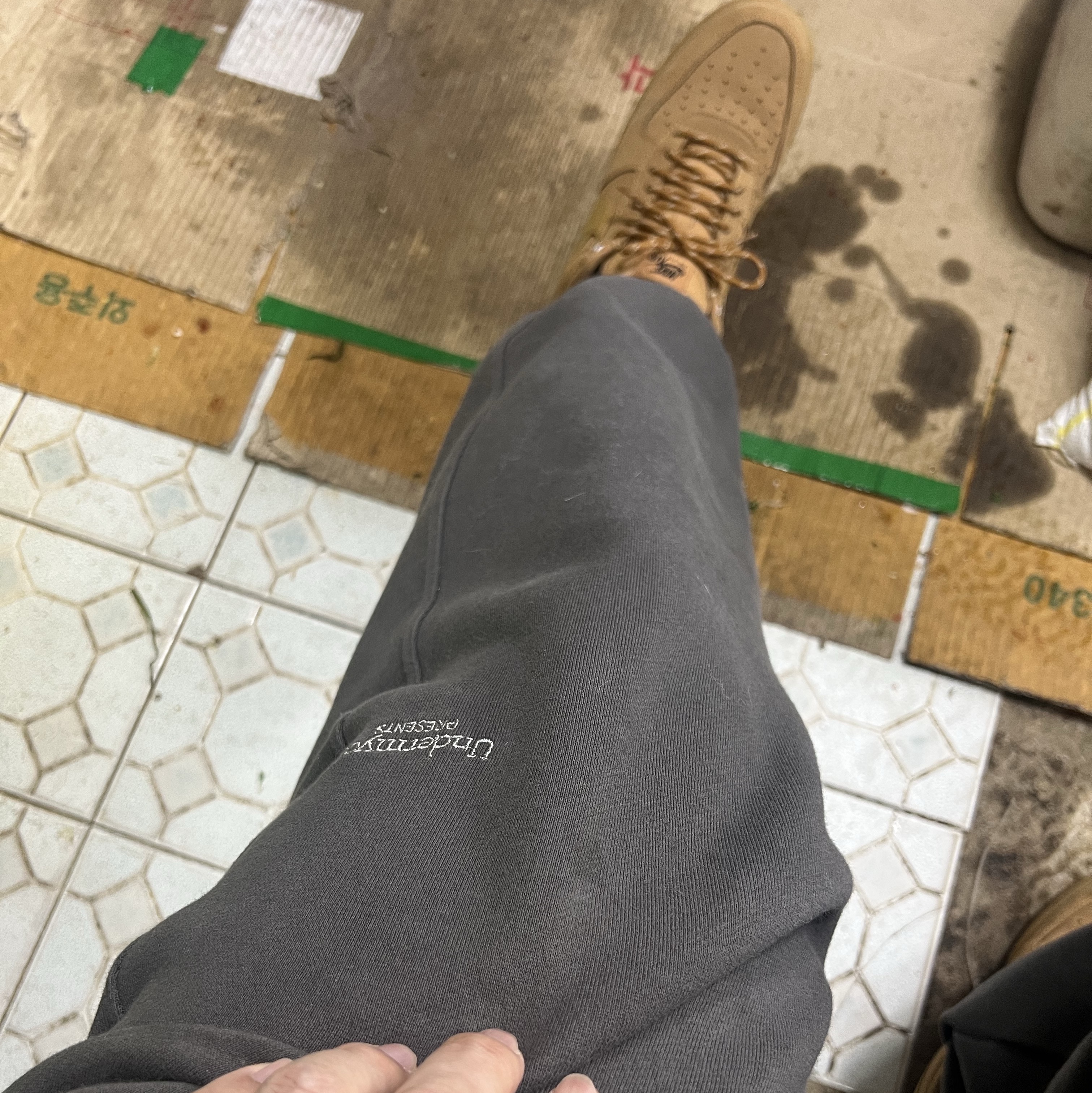 Undermycar Mu.03 Anti Fxxking Logo Play Oversized Sweat Jogger Olive 착용 스타일