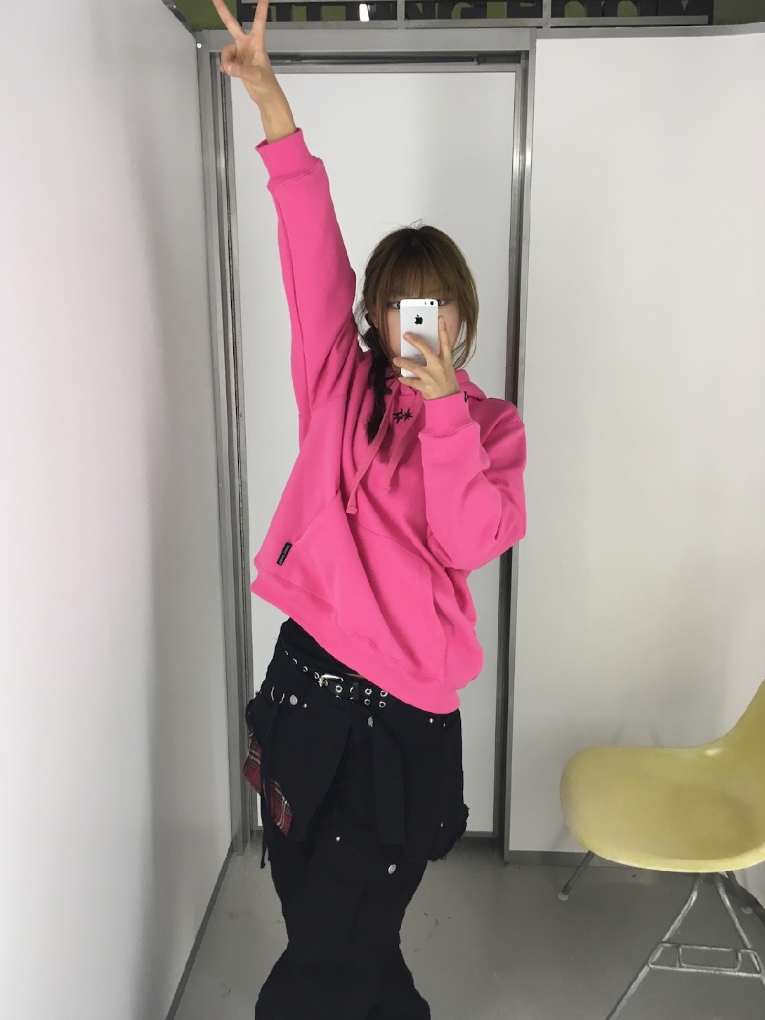 Vacant Archive Vacant Logo Hoodie Pink, Vacant Archive Vacant Logo Hoodie Khaki 착용 스타일