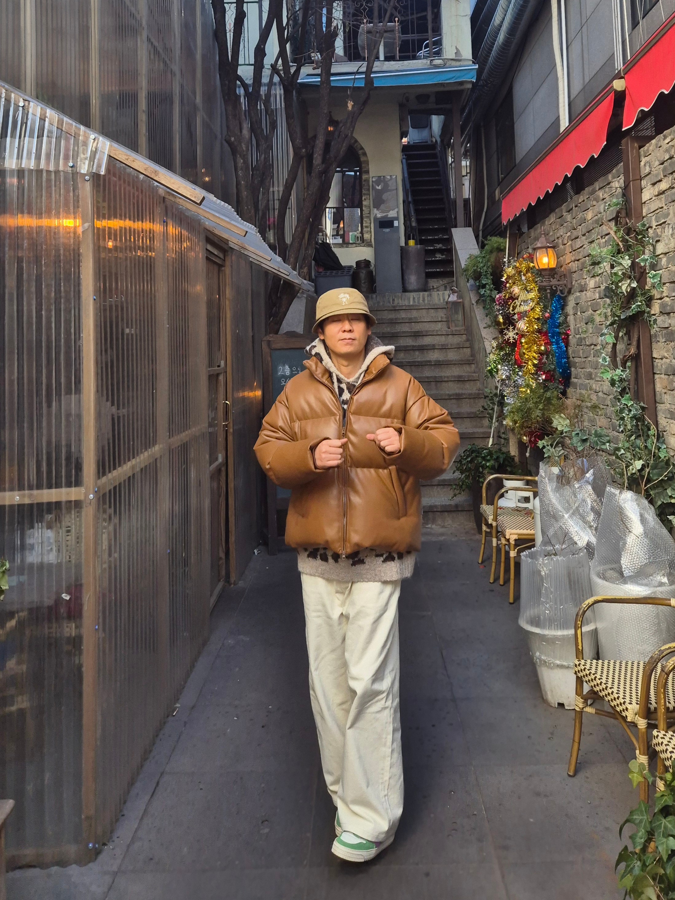 QT8 Garments GB Synthetic Leather Duck Down Short Padding Brown, Wrangler LOOSE STRAIGHT FIT Solid Denim Pants Ivory 착용 스타일 - 2