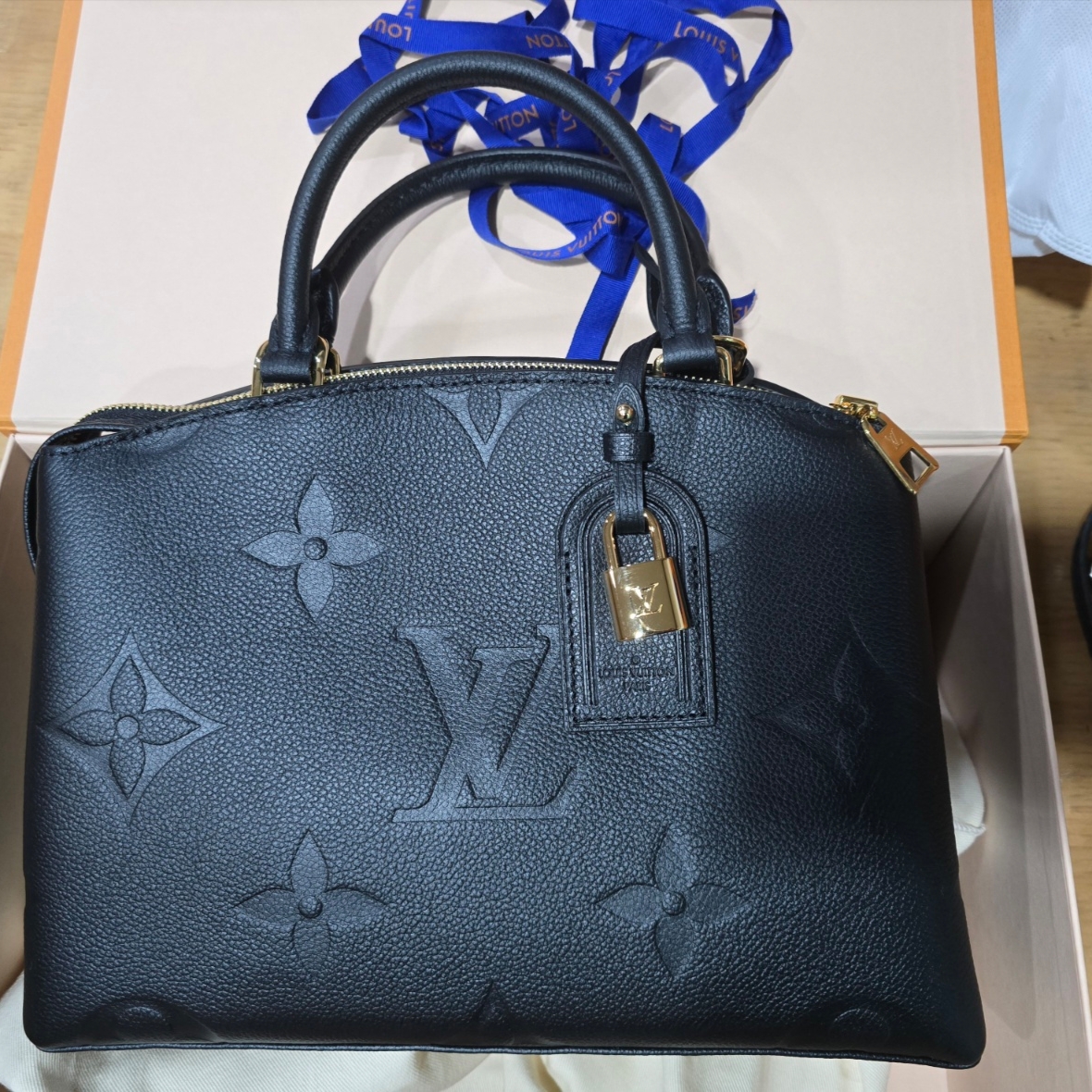 Louis Vuitton Petit Palais Monogram Empreinte Black 착용 스타일