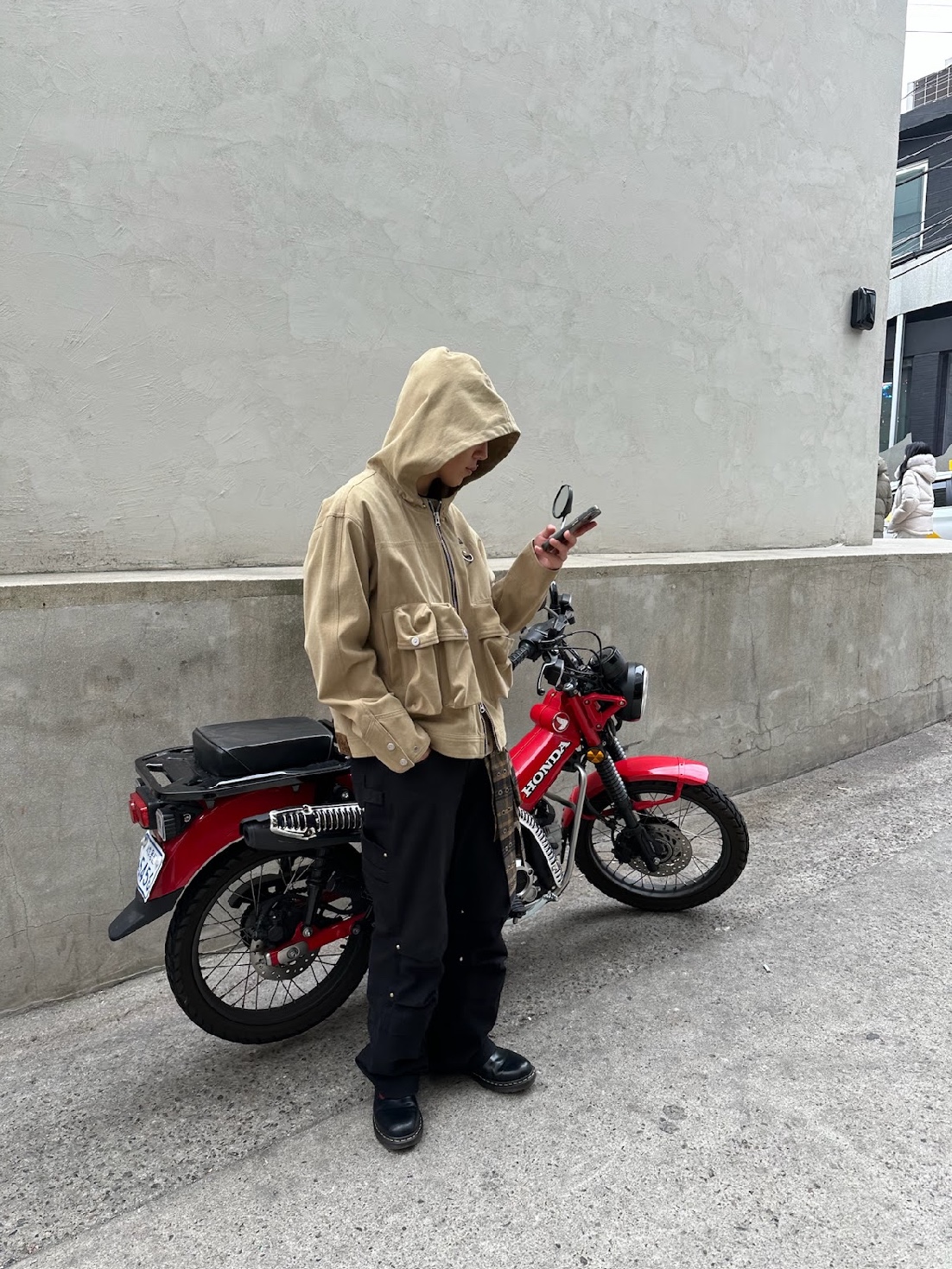 Vacant Archive Eilish Cargo Hood Jacket Beige, Vacant Archive Eilish Cargo Hood Jacket Black 착용 스타일