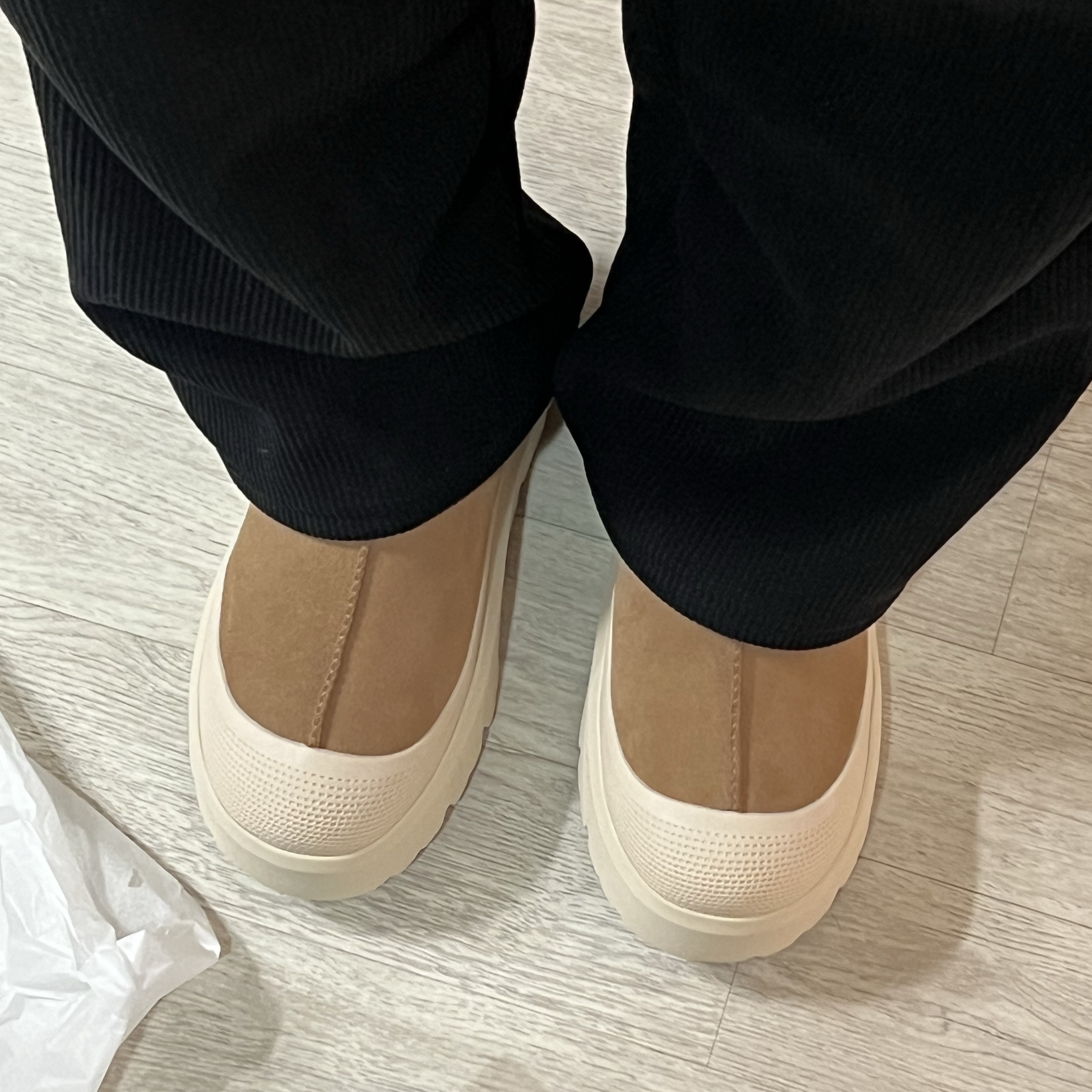 UGG Tasman Weather Hybrid Chestnut Whitecap 착용 스타일 - 1