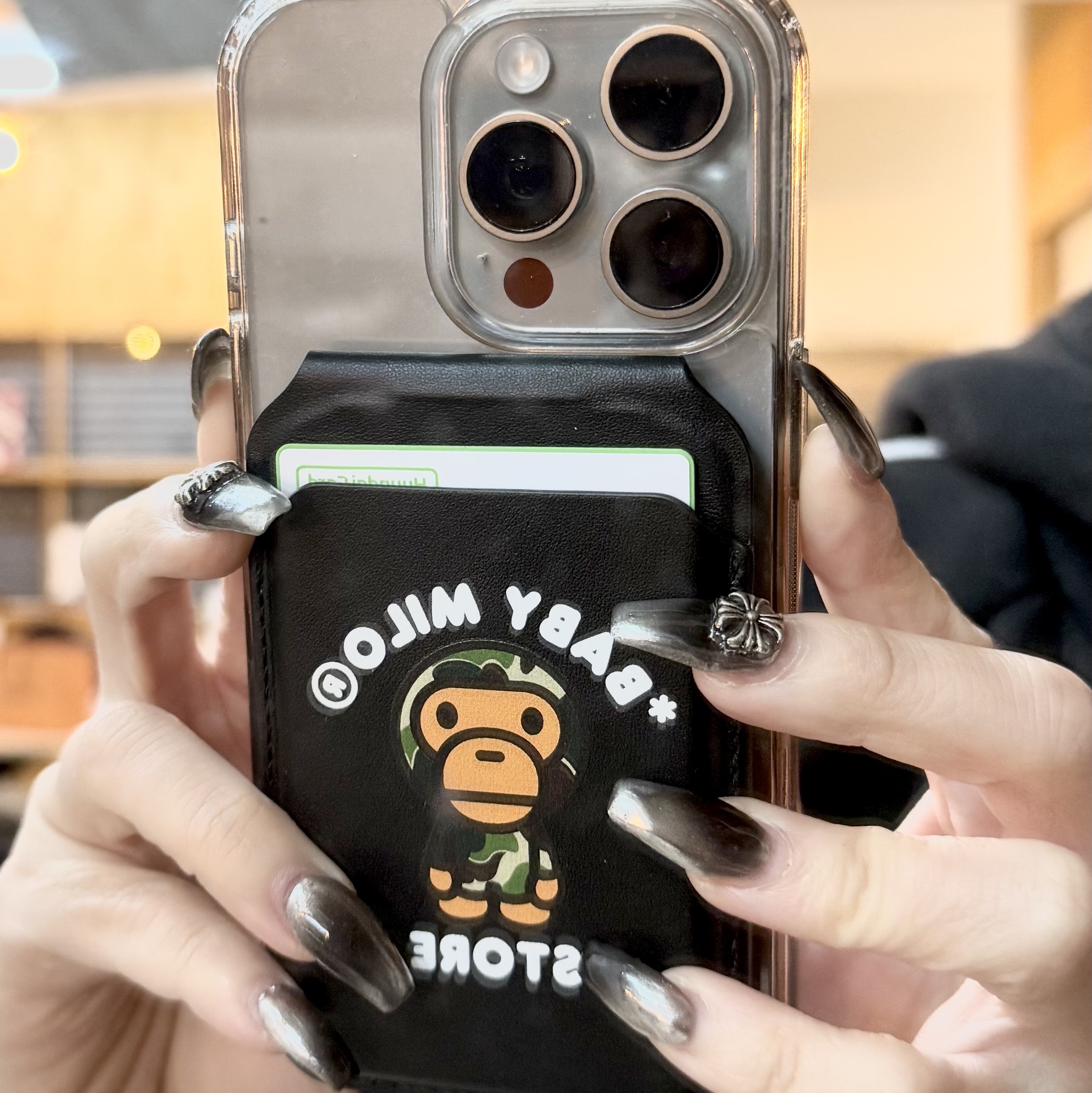 BAPE Baby Milo MagSafe Card Holder Black 착용 스타일
