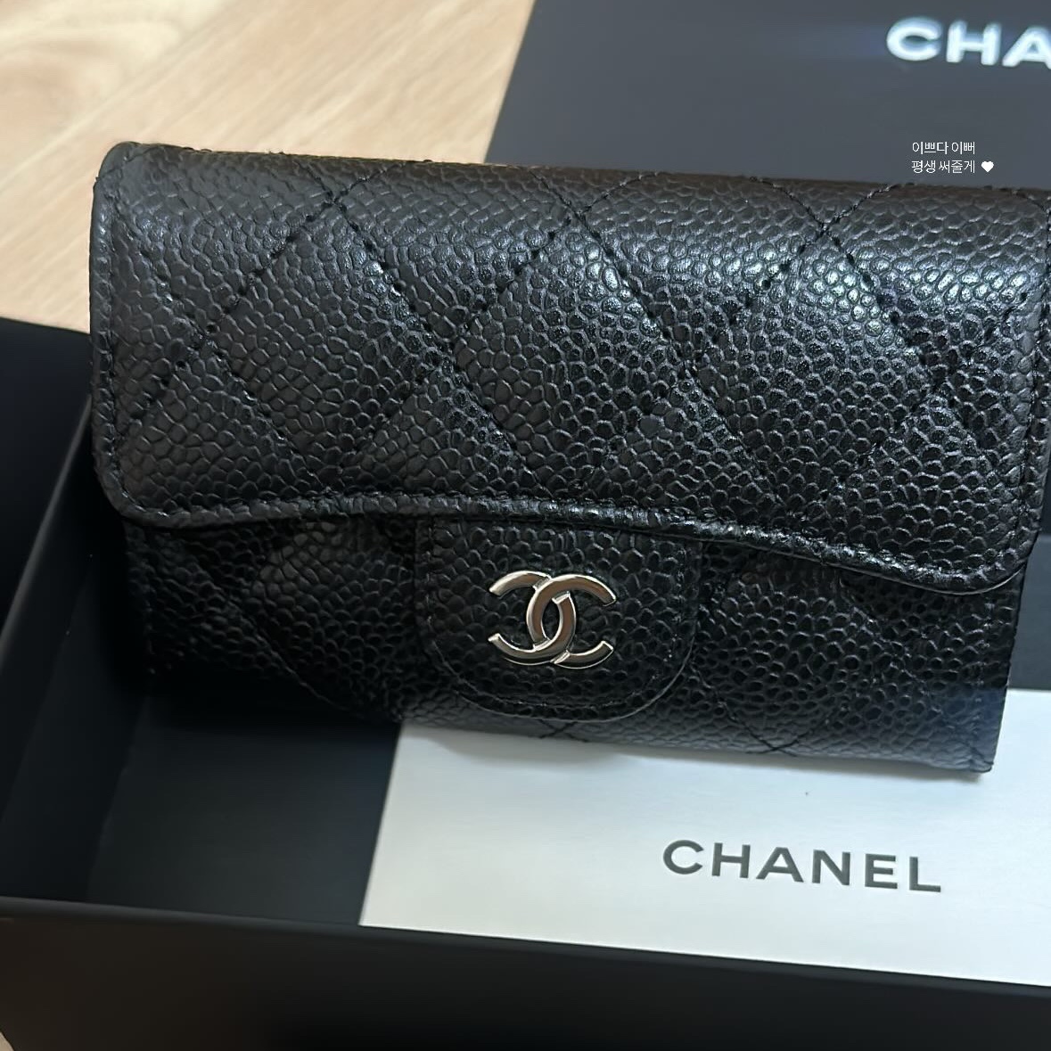 Chanel Classic Card Holder Grained Calfskin & Silver Black 착용 스타일
