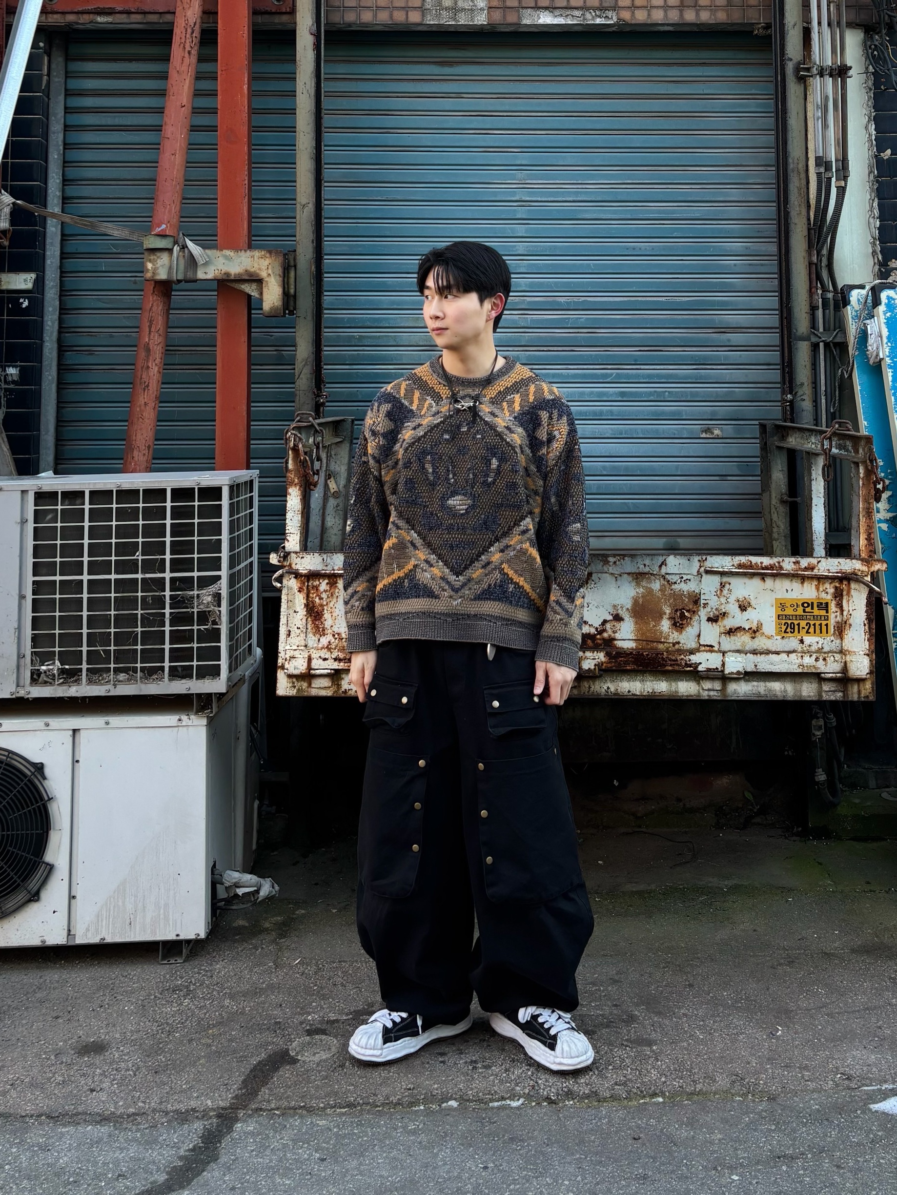 Our Legacy Ladon Leather Keychain Black, Maison Mihara Yasuhiro Blakey OG Sole Canvas Low-top Sneakers Black White 착용 스타일 - 1