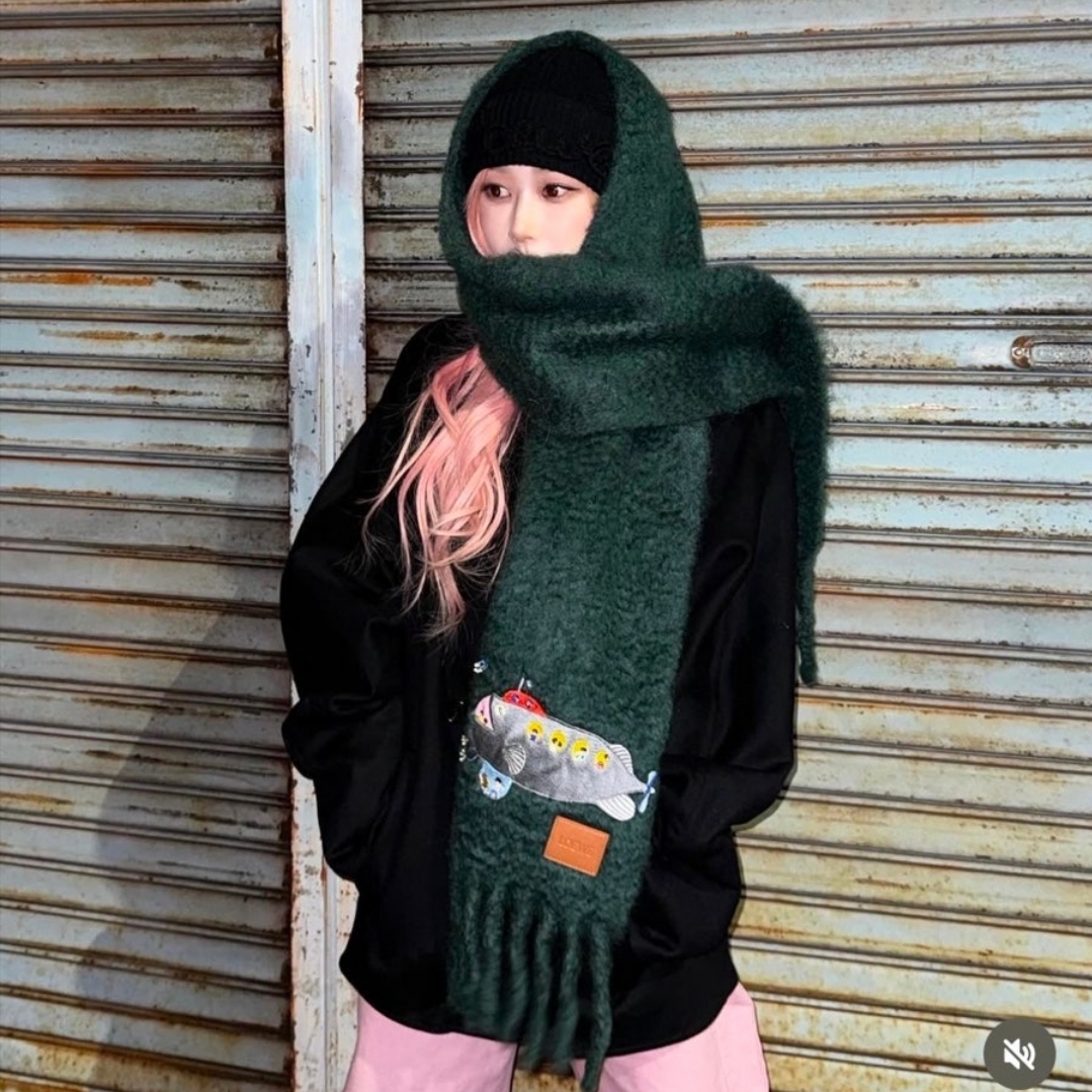(W) Loewe Submarine Muffler in Mohair and Wool Blend Deep Forest 착용 스타일