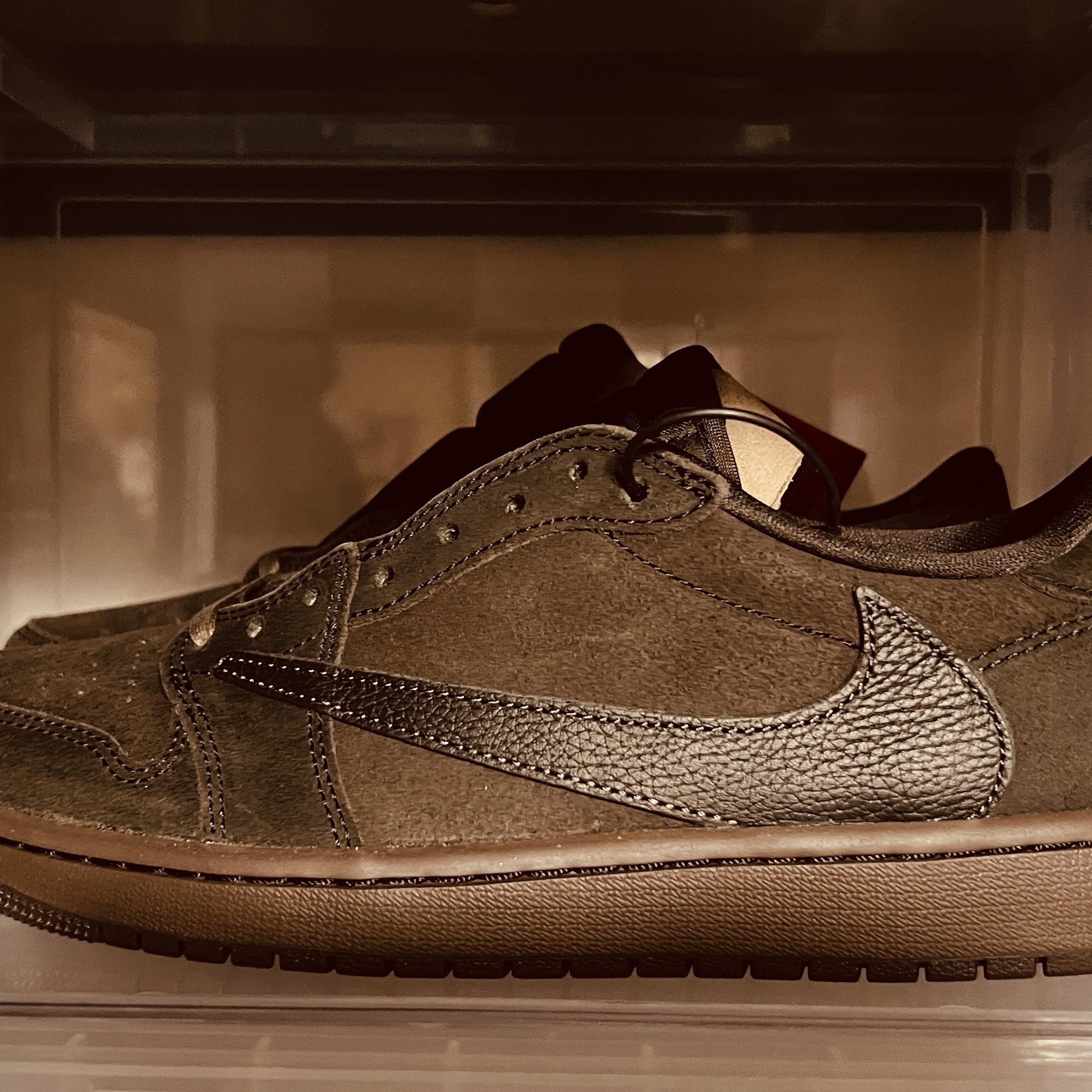 Jordan 1 x Travis Scott Retro Low OG SP Velvet Brown and Dark Mocha 착용 스타일 - 1
