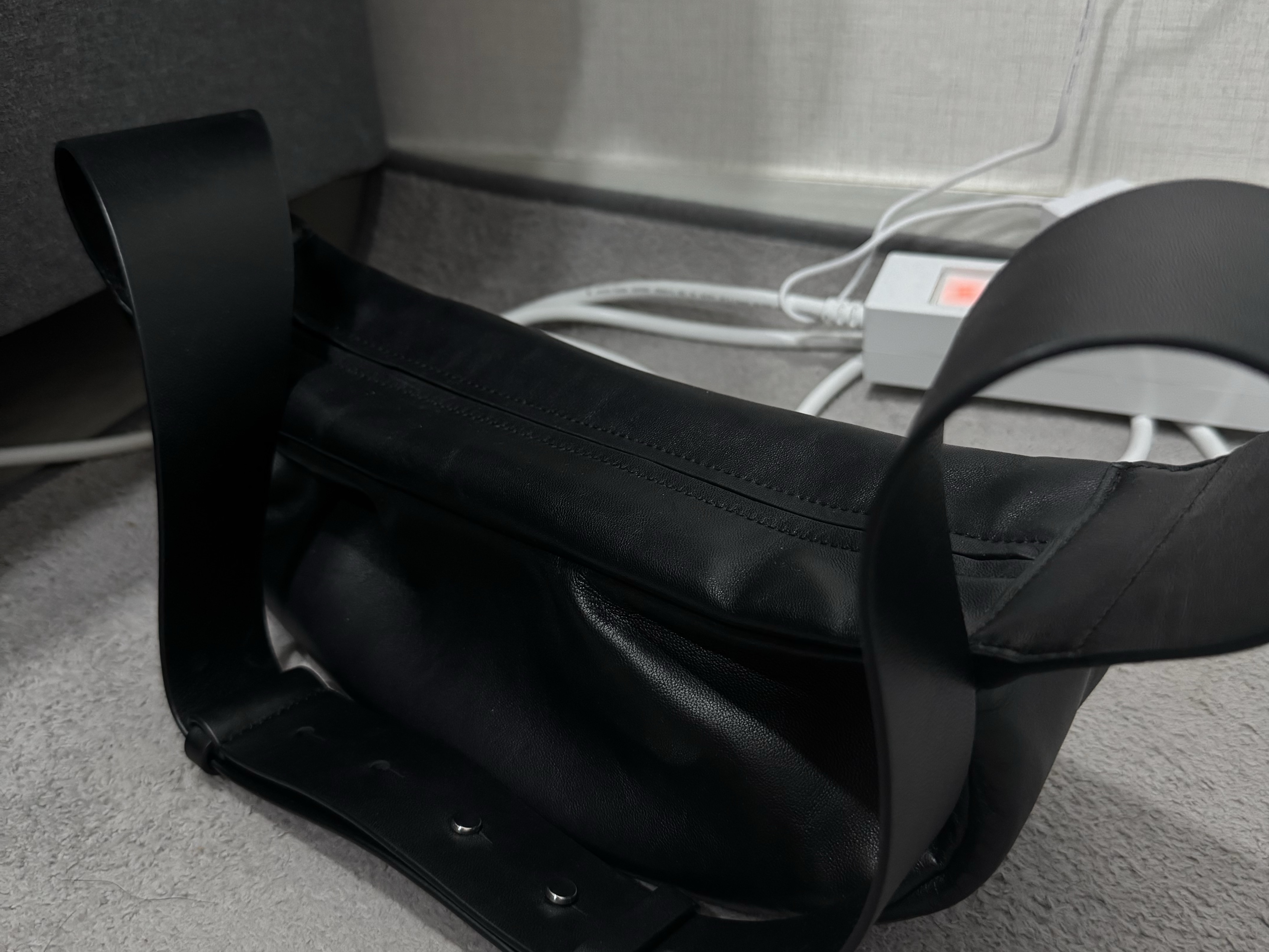COS Leather Crossbody Bag Black 착용 스타일