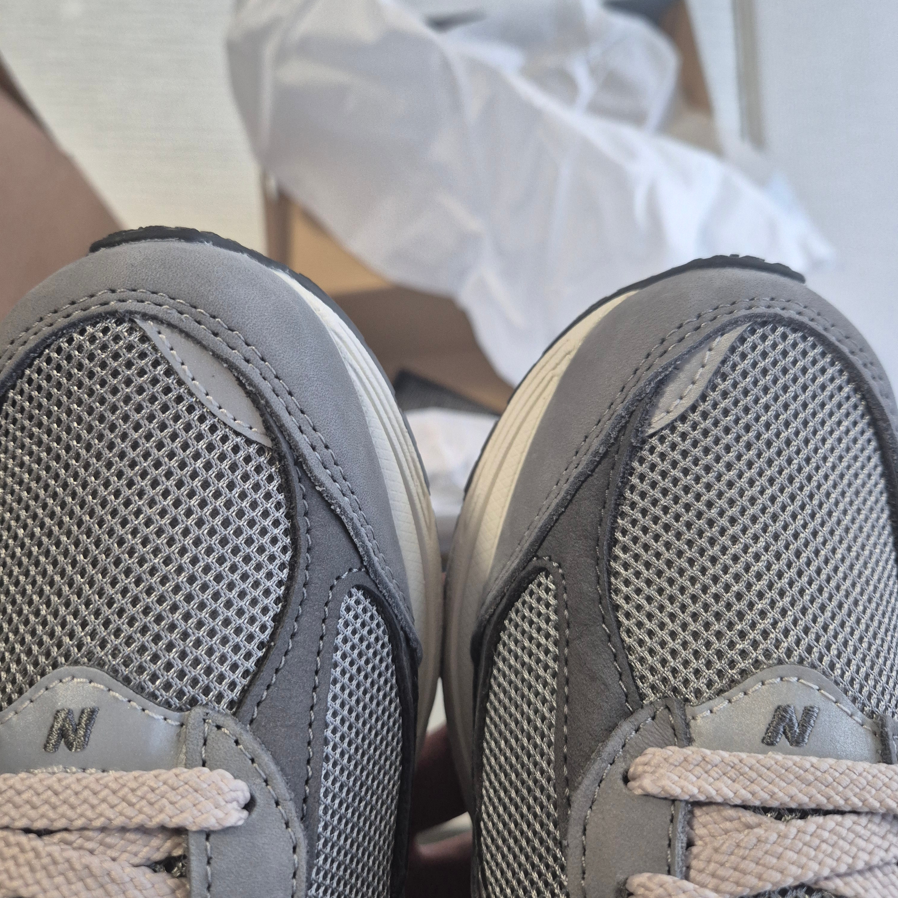 New Balance 2002R Premium Vintage Grey 착용 스타일 - 8