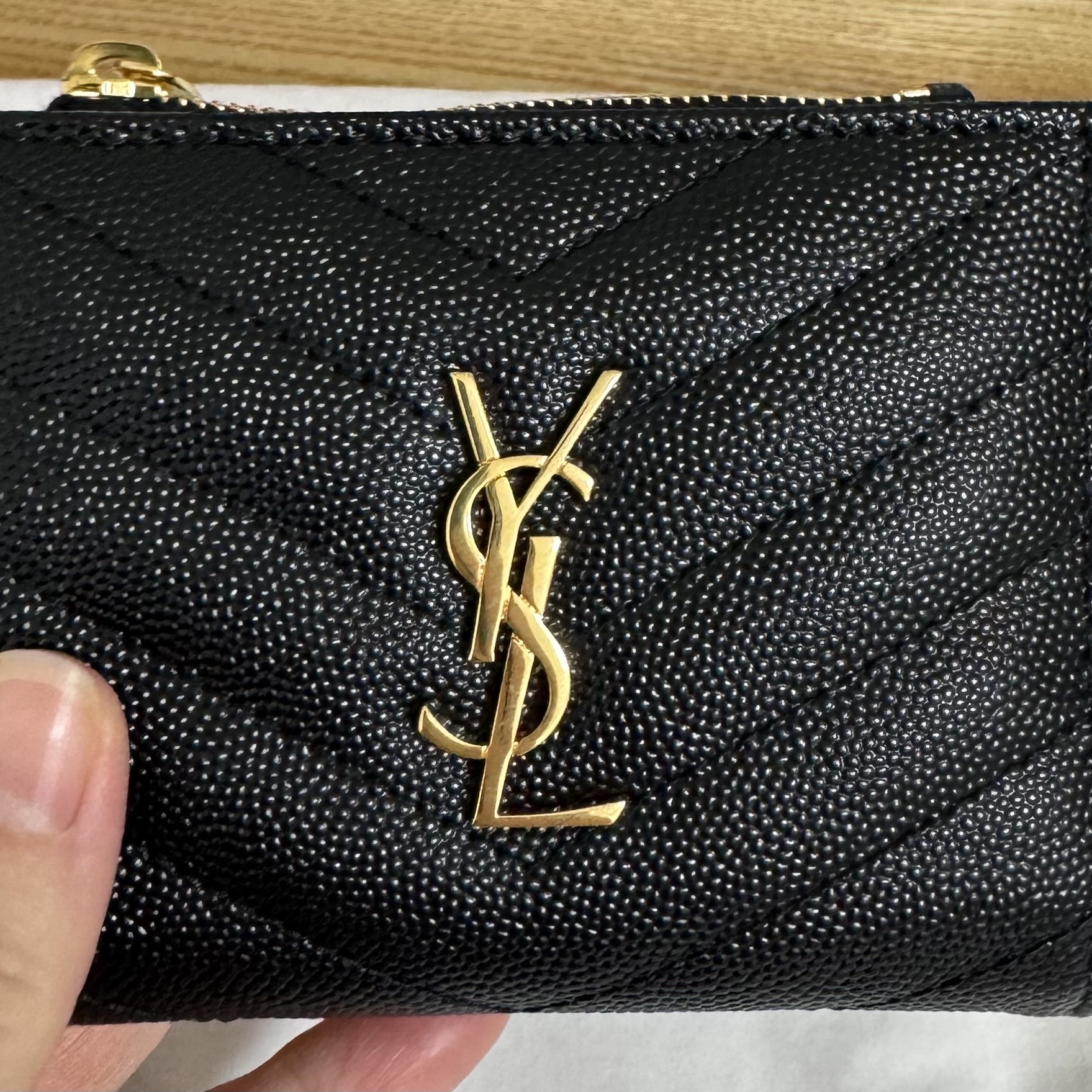 Saint Laurent Cassandre Matelasse Bi-fold Wallet in Grain de Poudre Embossed Leather Black, Saint Laurent Gold Monogram Card Case in Grain de Poudre Embossed Leather Black 착용 스타일 - 2