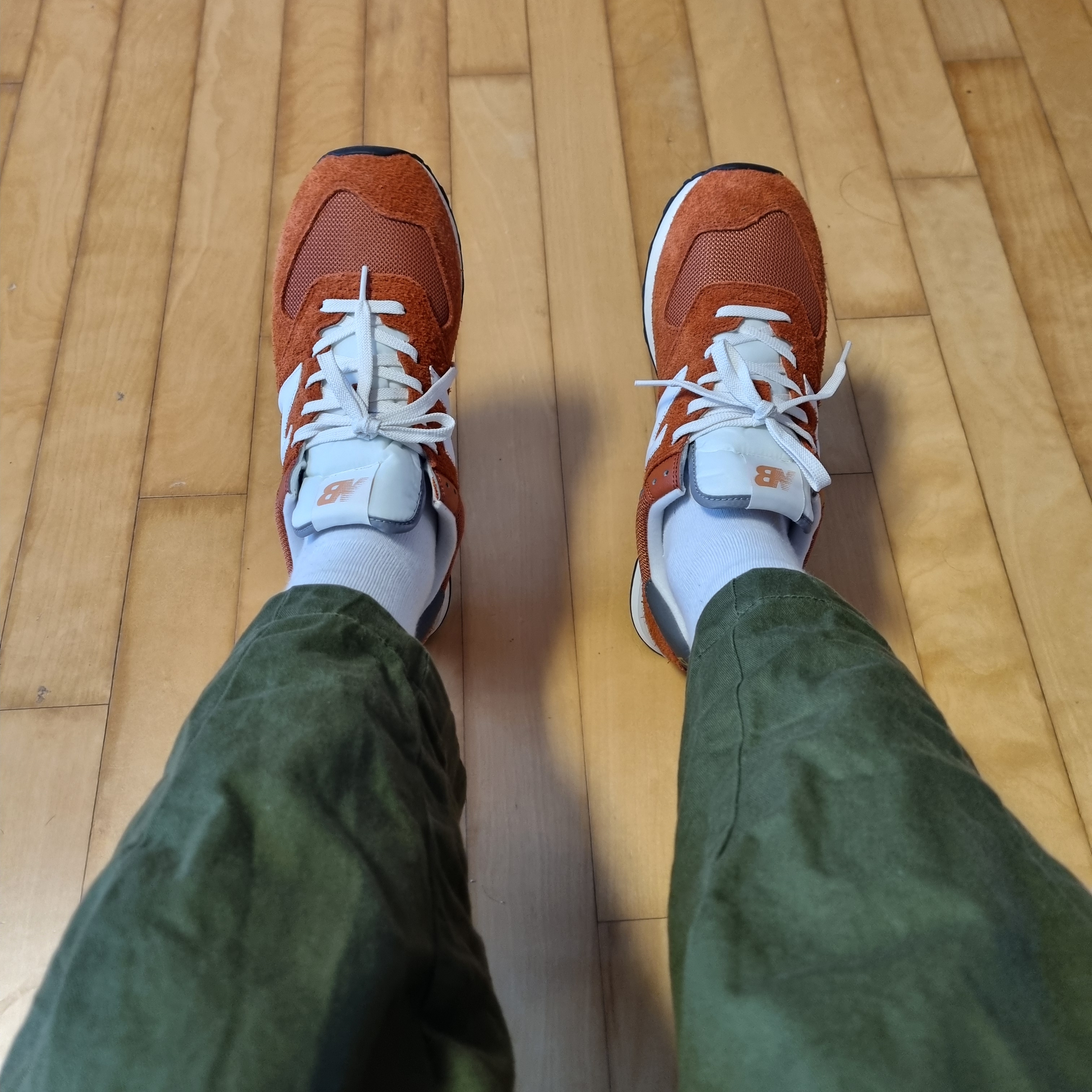 New Balance 574 Heritage Orange Burst White 착용 스타일