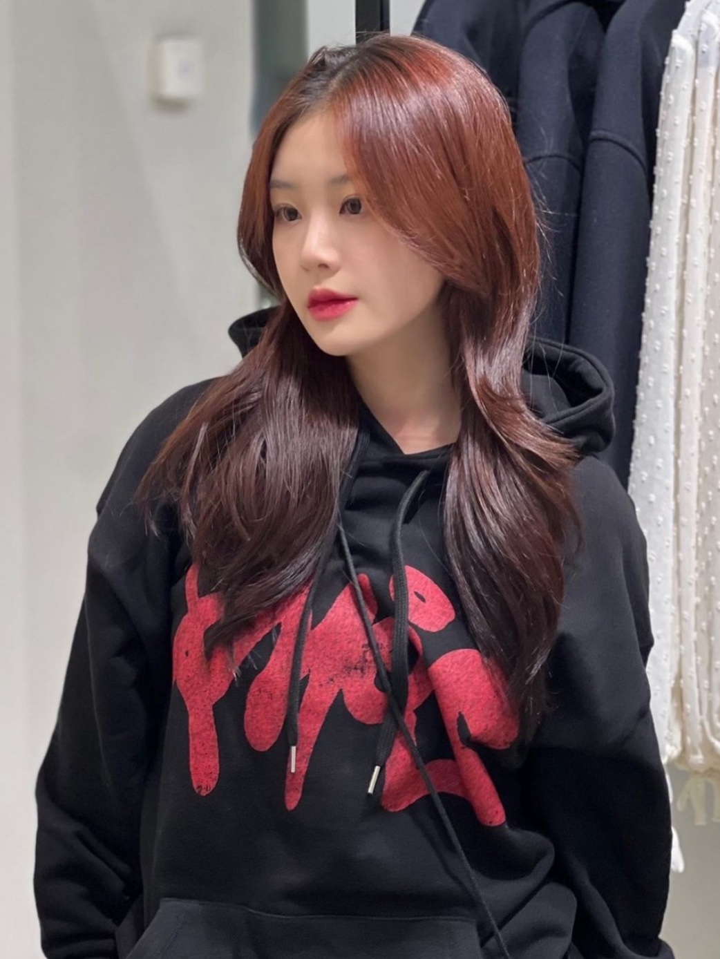 PHOS333 Graffiti Phos Hoodie Black 착용 스타일 - 2