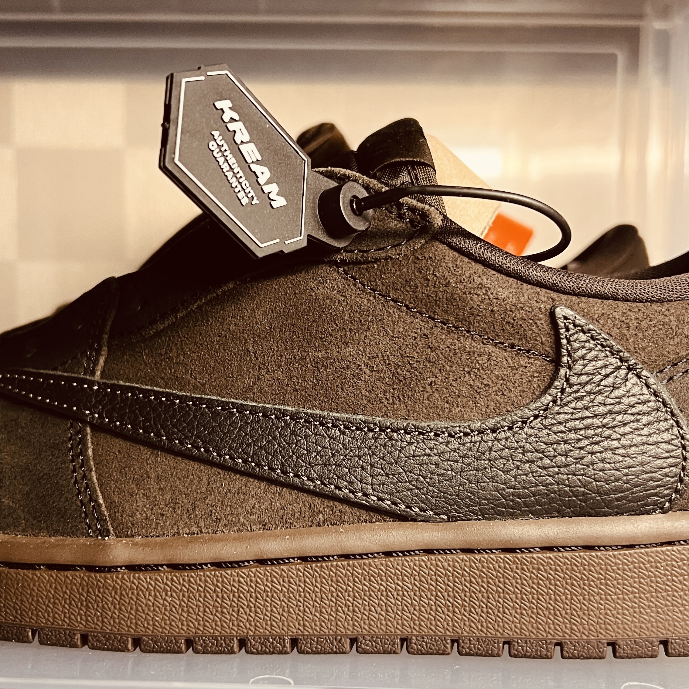 Jordan 1 x Travis Scott Retro Low OG SP Velvet Brown and Dark Mocha 착용 스타일 - 2