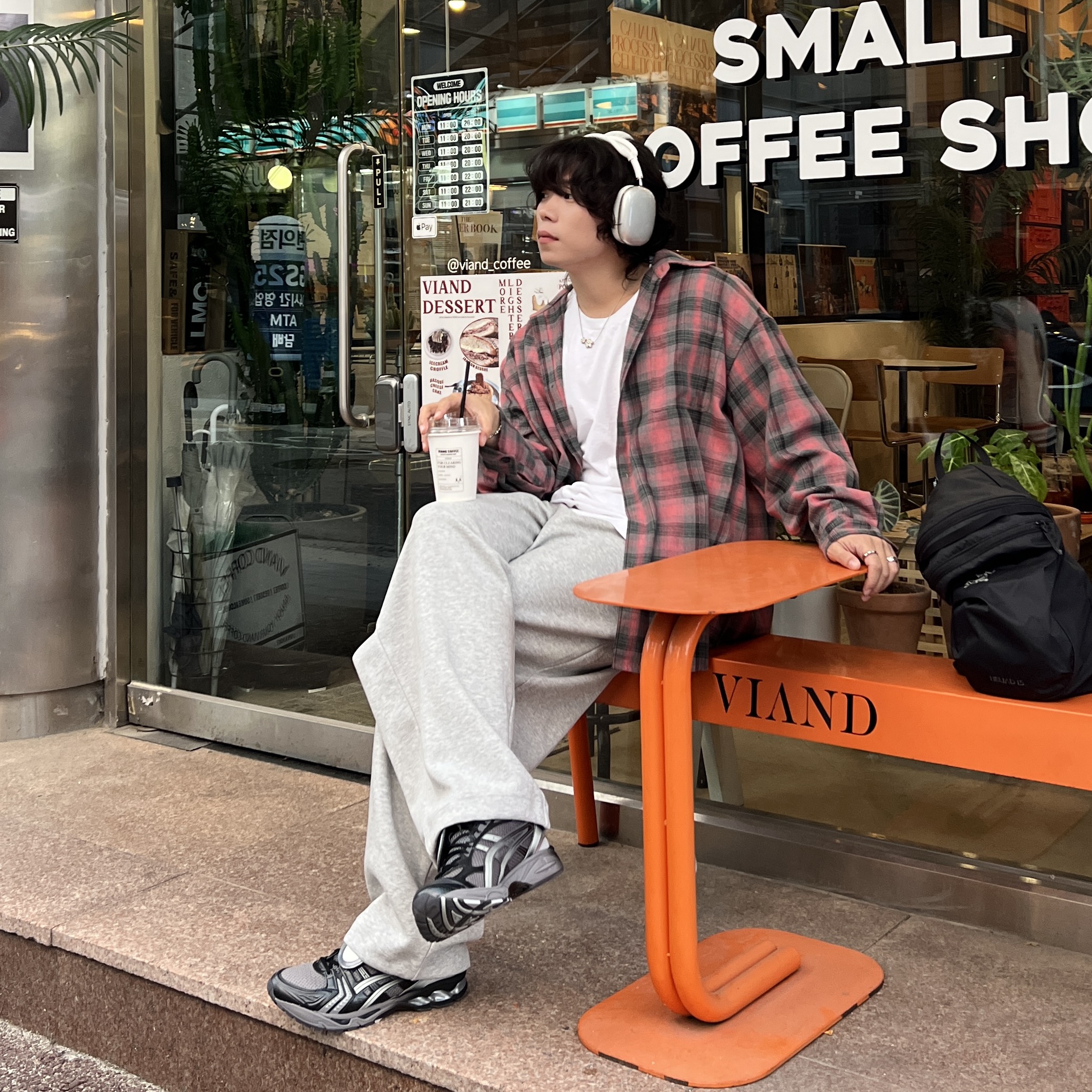 Asics x The Museum Visitor Gel-Kayano 14 Clay Grey Glacier Grey, Arc'teryx Heliad 15 Backpack Black 착용 스타일 - 1