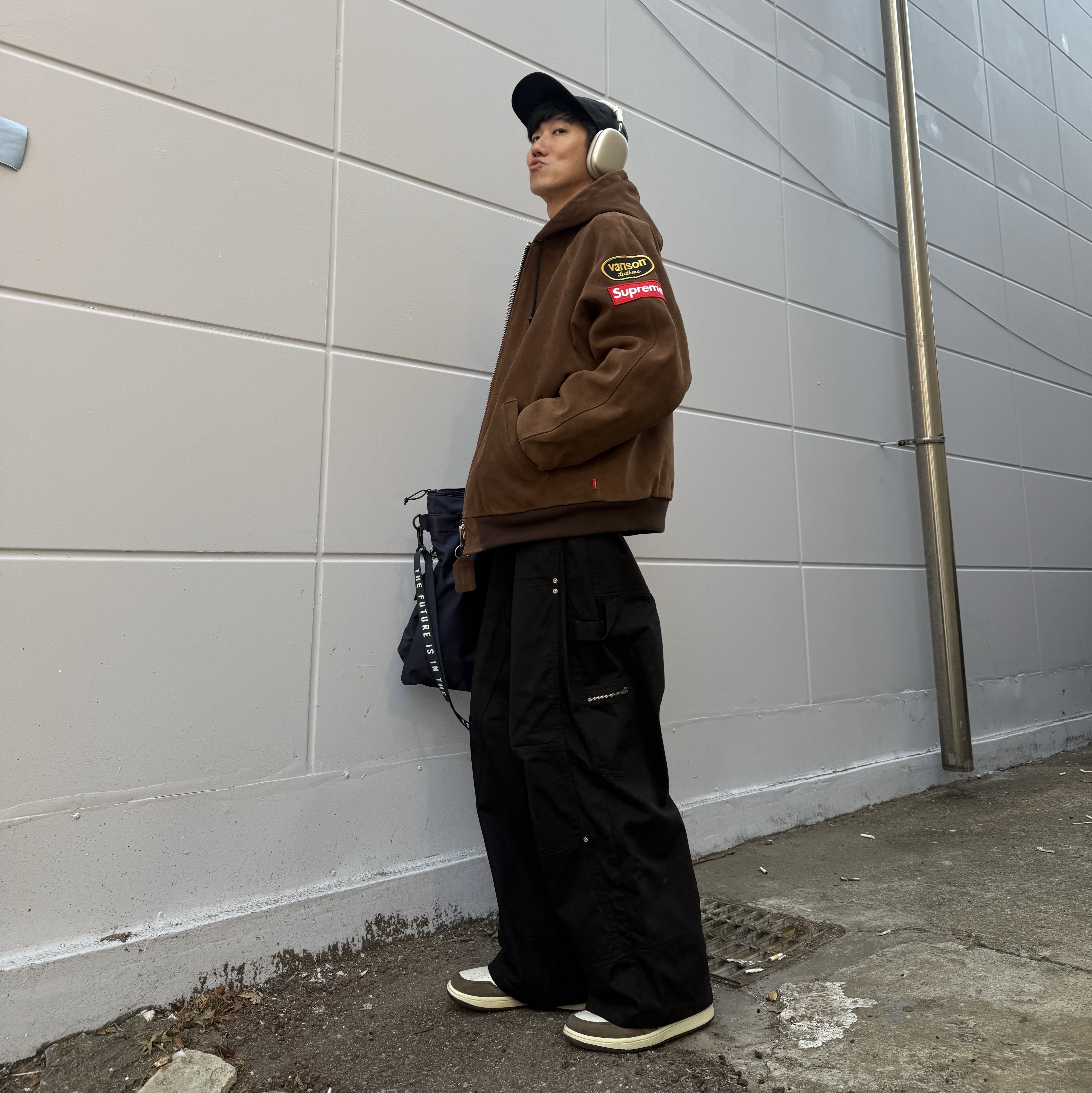 Supreme x Vanson Leathers Hooded Work Jacket Suede - 24FW, Human Made Helmet Bag Navy 착용 스타일 - 2