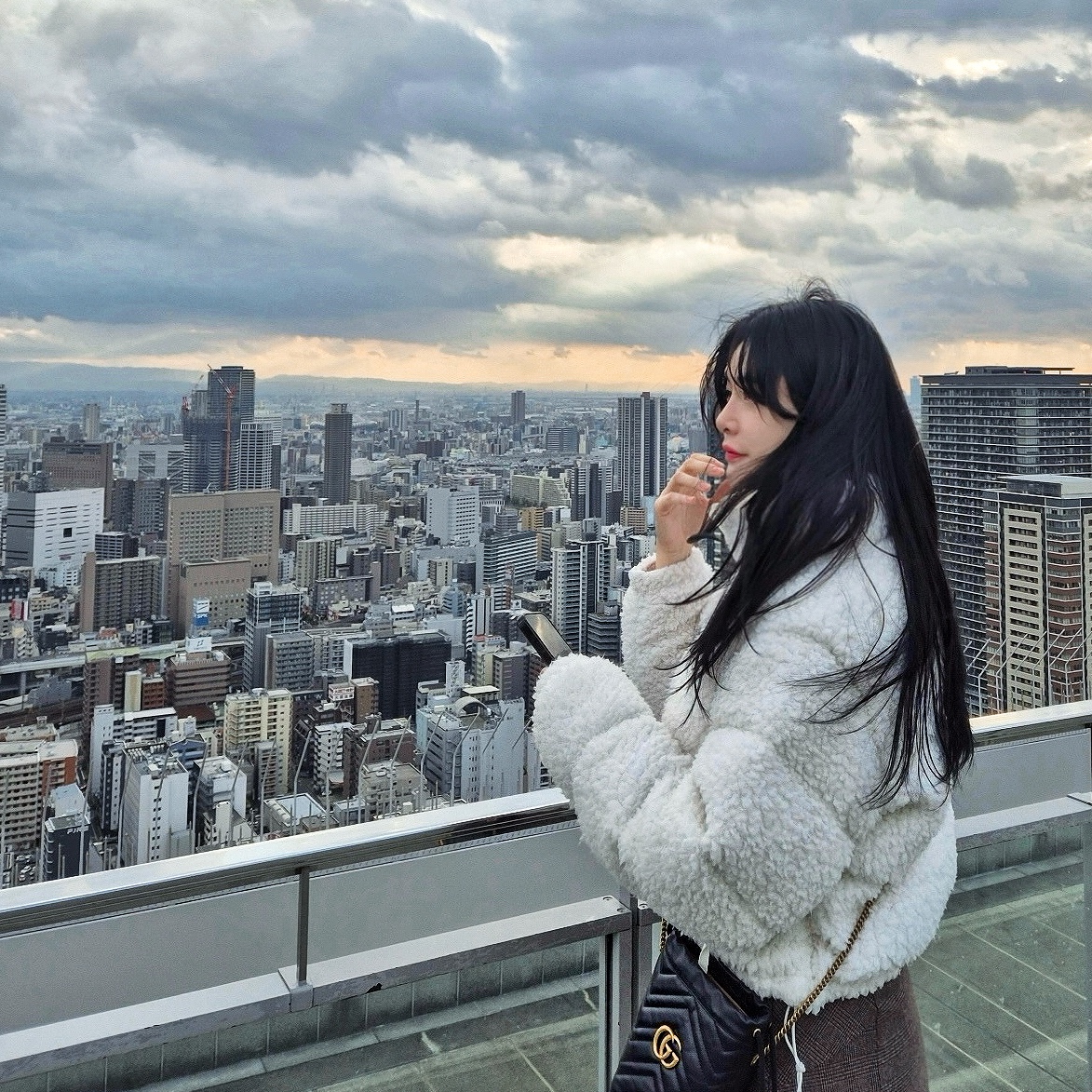 (W) The North Face High Pile Nuptse Jacket Gardenia White, Gucci GG Marmont Matelasse Mini Bucket Bag Black 착용 스타일 - 1