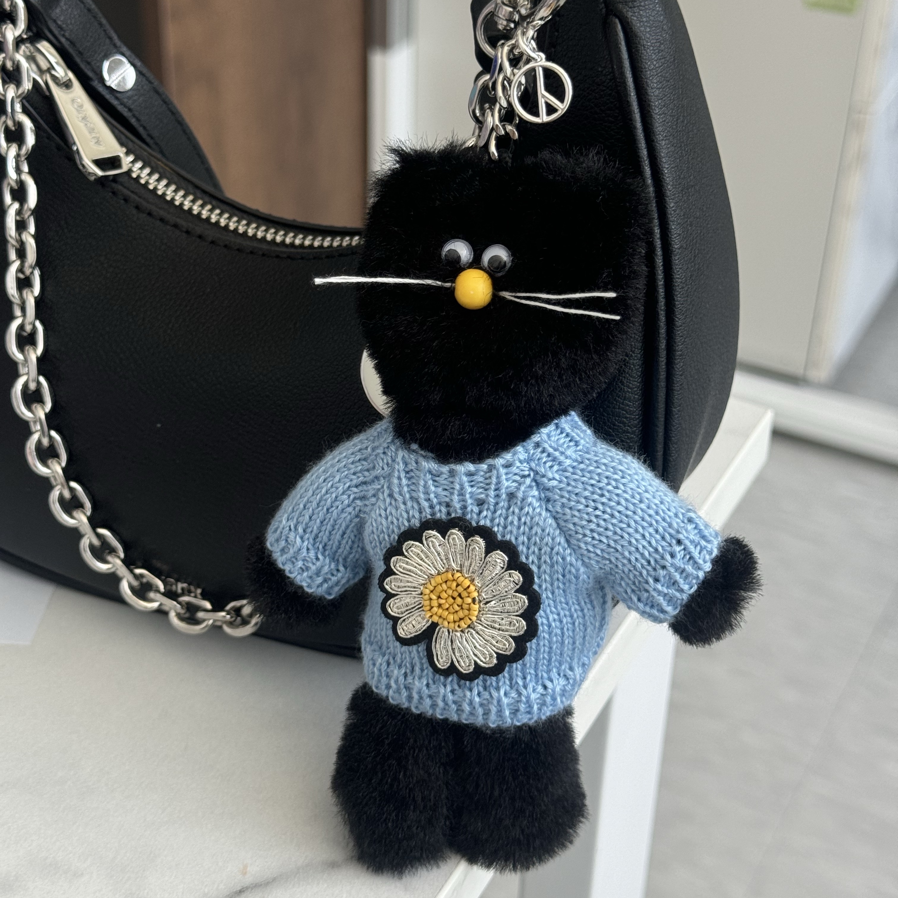 Monamhee x Peaceminusone Daihee Plush Keyring 착용 스타일