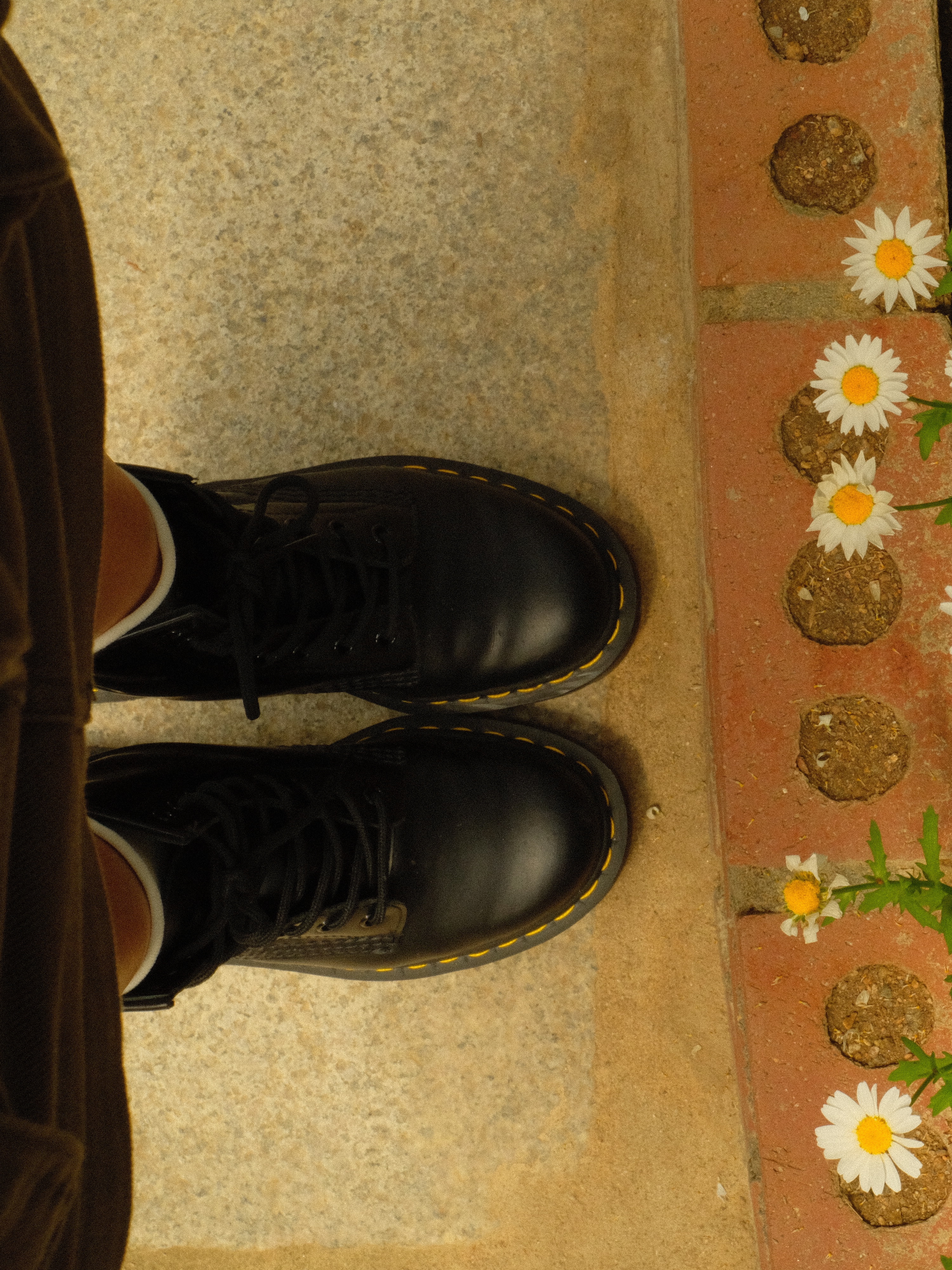 Dr. Martens 1460 Smooth Boots Black 착용 스타일 - 5