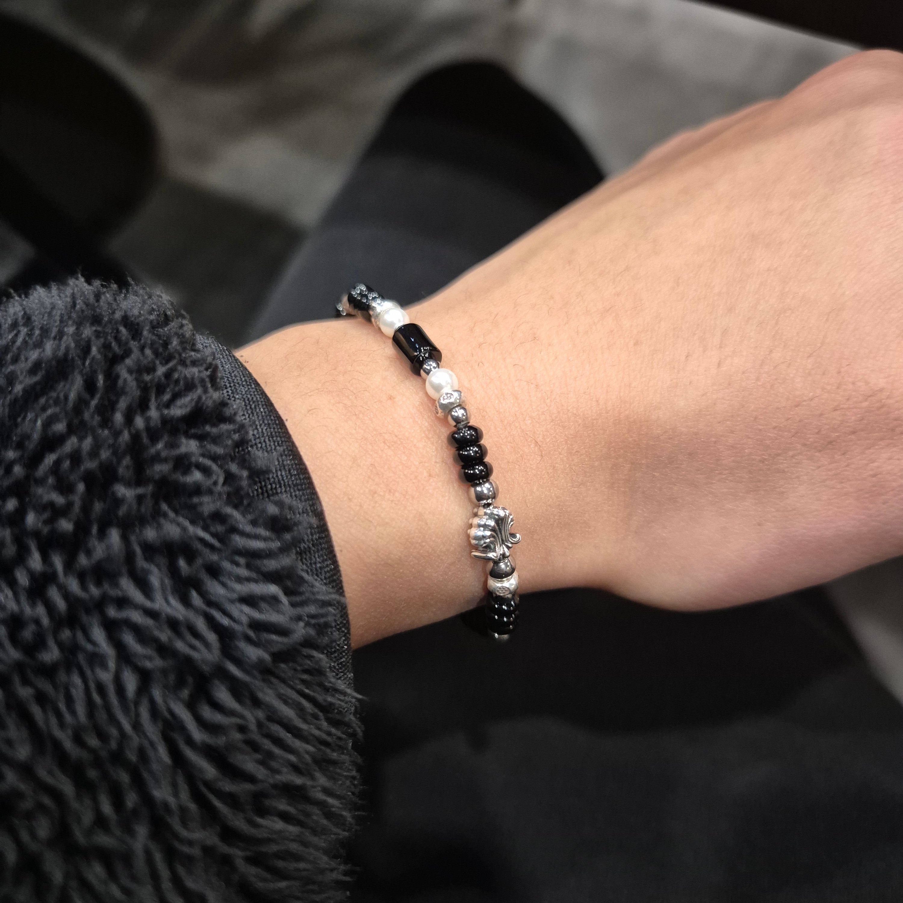 [KREAM 단독] Scudo Shell Black Pearl Beads Bracelet 착용 스타일