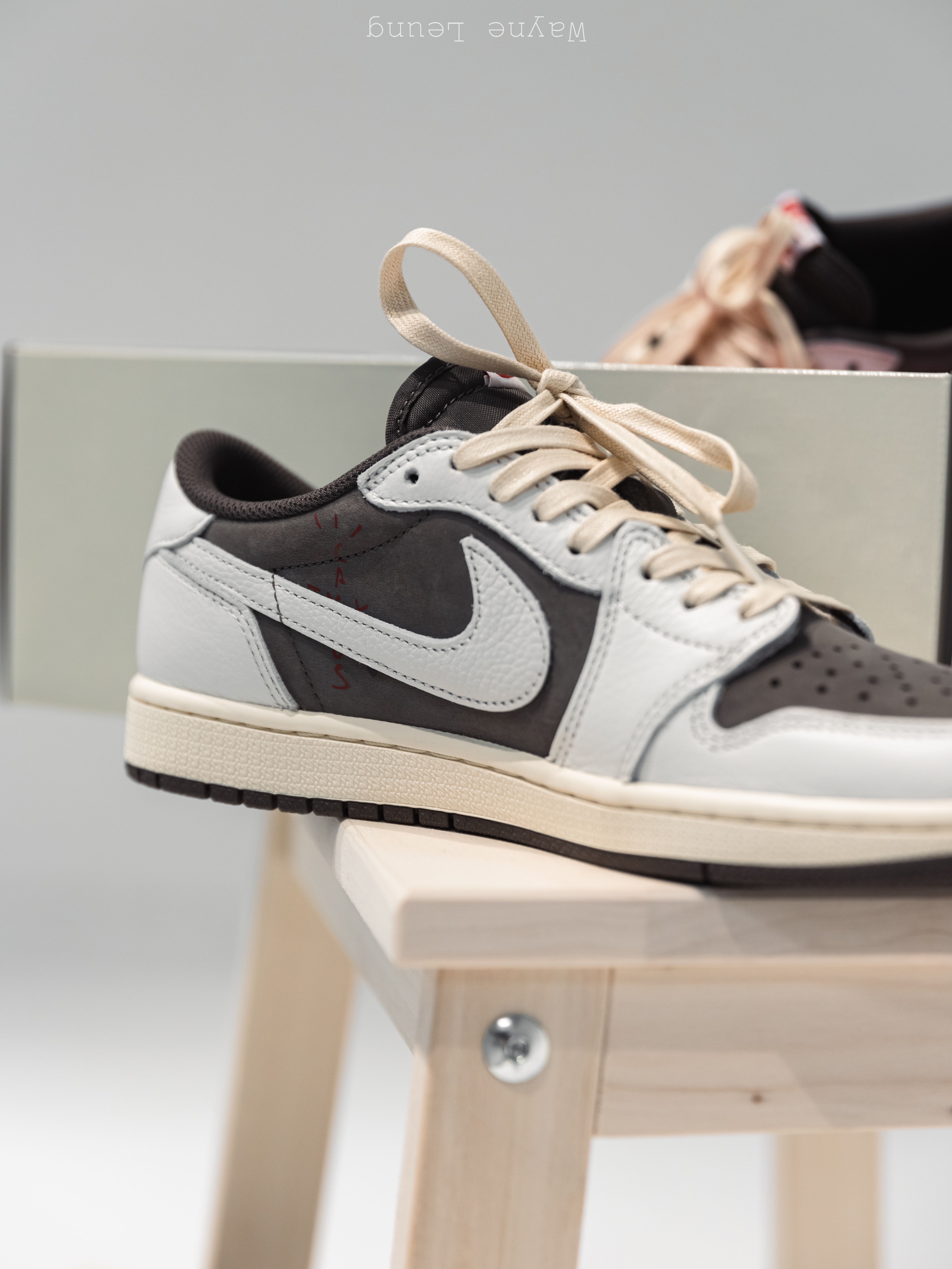 Jordan 1 x Travis Scott Retro Low OG SP Sail and Ridgerock 착용 스타일 - 3