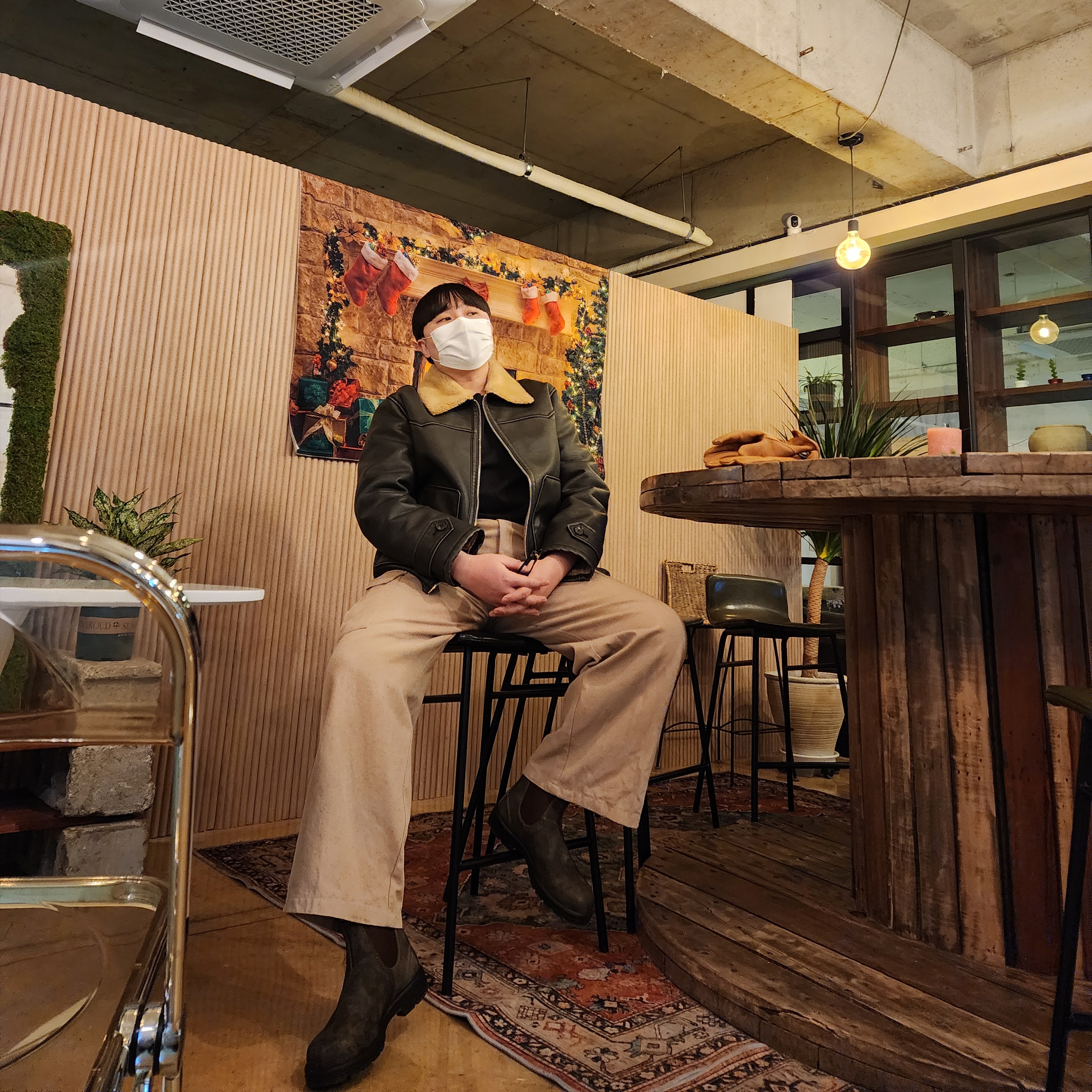 BLUNDSTONE Classics 585 Chelsea Boots Rustic Brown, Carhartt WIP Clip Belt Chrome Black 착용 스타일 - 1