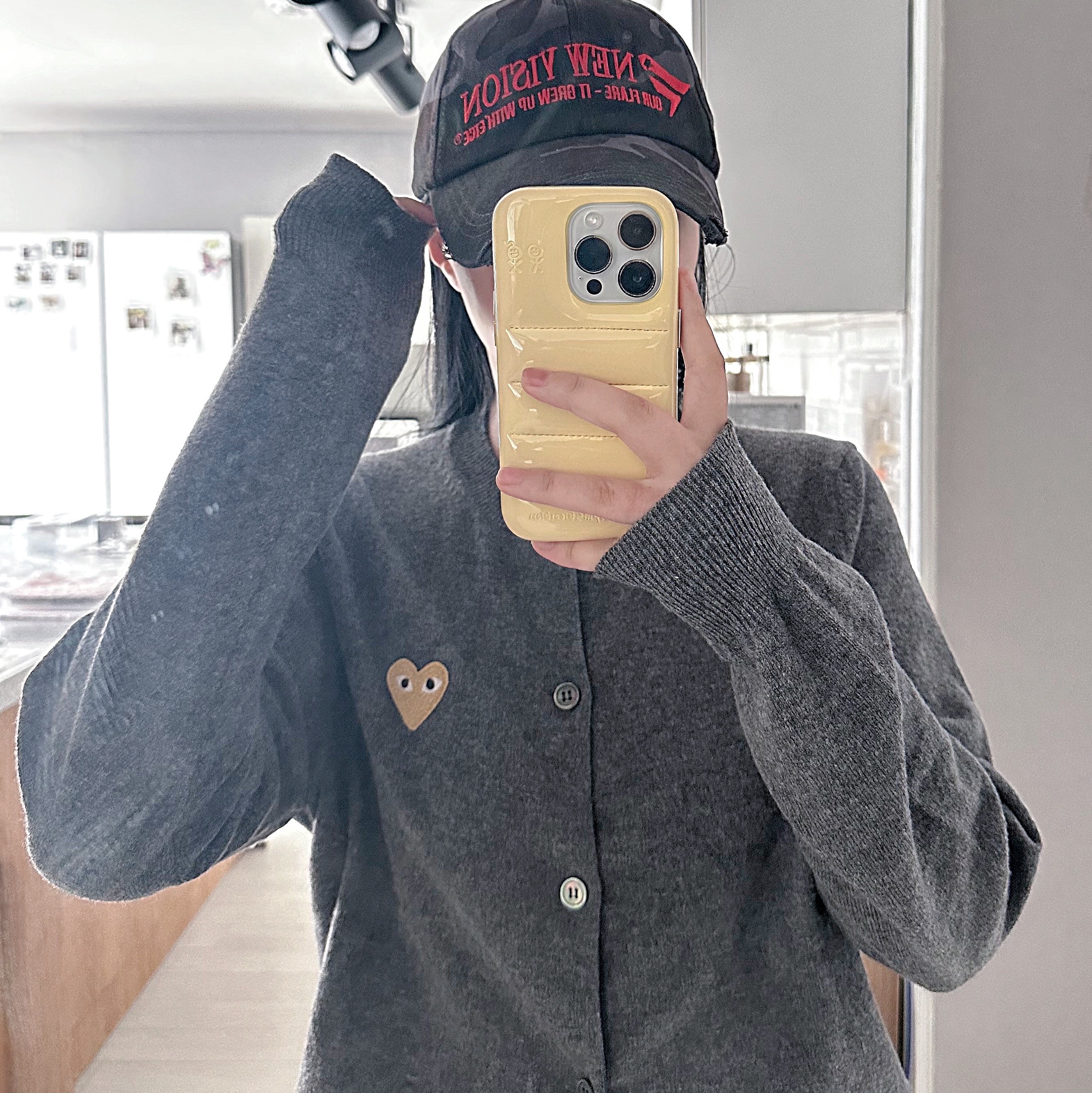 Play Comme des Garcons Gold Heart Knit Cardigan Mid Grey 착용 스타일