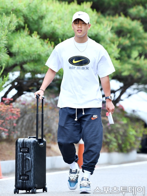 Rimowa x Dior Cabin Suitcase Aluminium Black Dior Oblique 착용 스타일