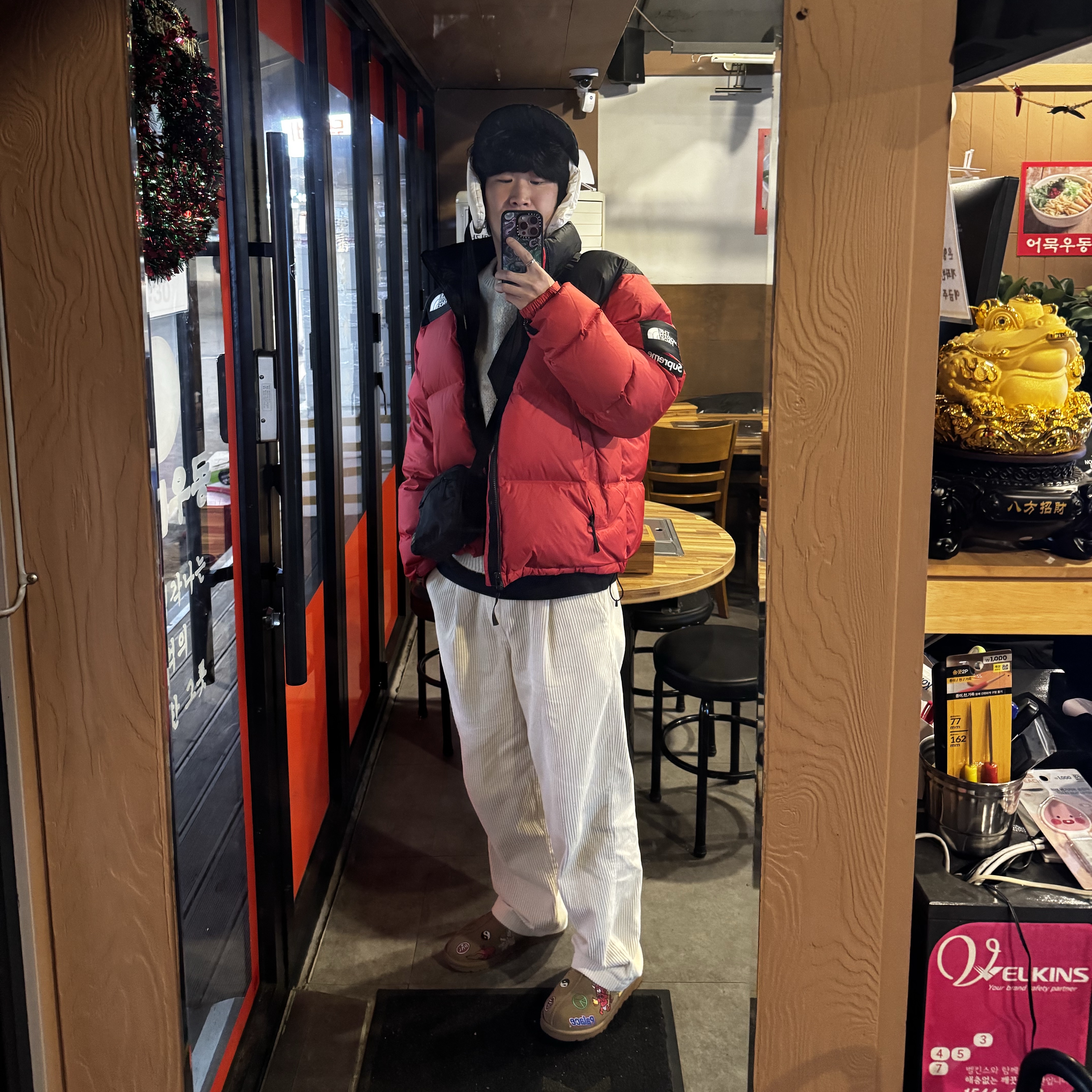 Allincomplete Panda Padding Balaclava, UGG x Palace Tasman Slipper Chestnut 착용 스타일