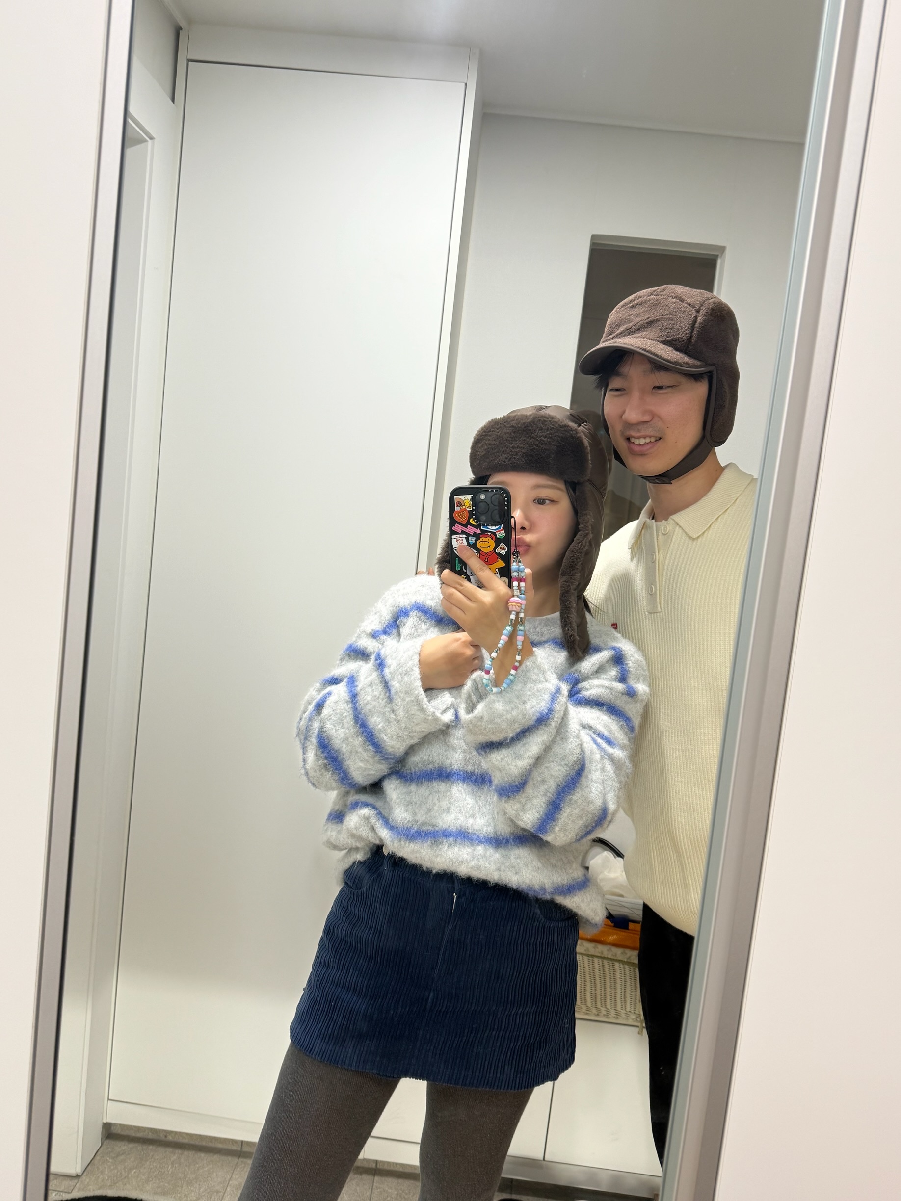Supreme Small Box Polo Sweater Ivory - 23FW, The North Face Puffy Fleece Earmuff Cap Brown 착용 스타일 - 2