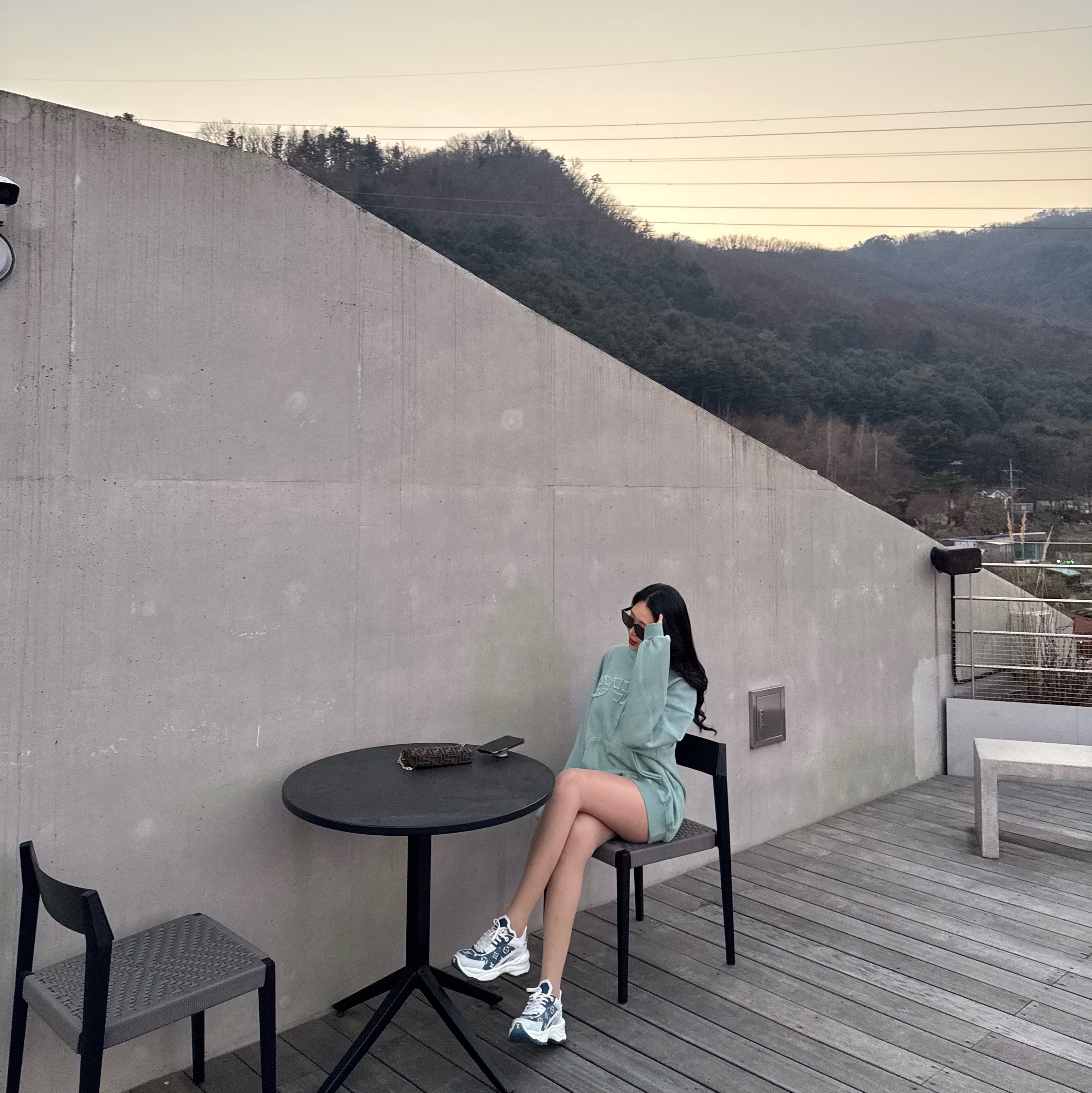 DVAN Damaged Emb Pigment Hoodie Ice Mint 착용 스타일 - 2