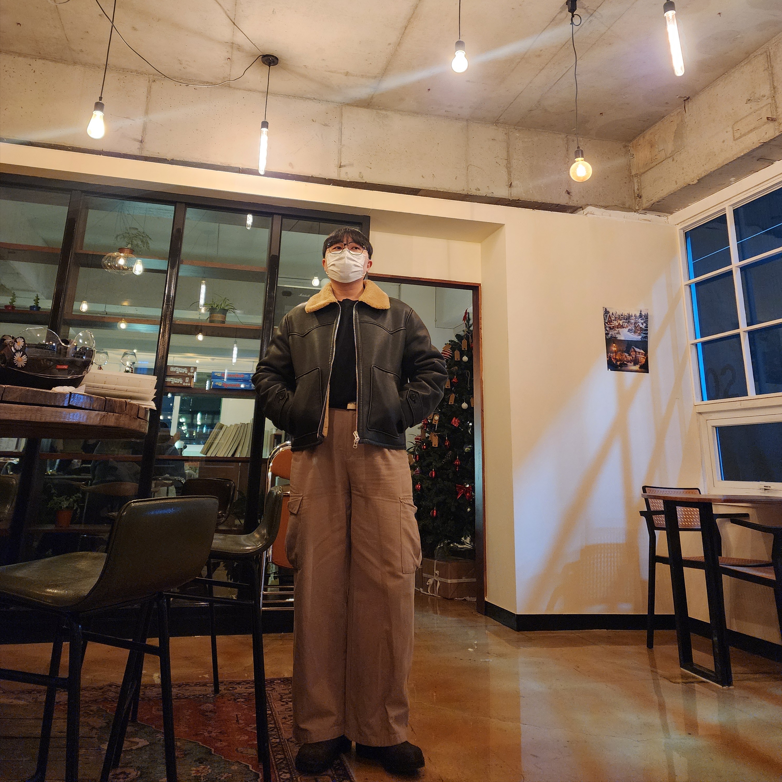 BLUNDSTONE Classics 585 Chelsea Boots Rustic Brown, Carhartt WIP Clip Belt Chrome Black 착용 스타일 - 2