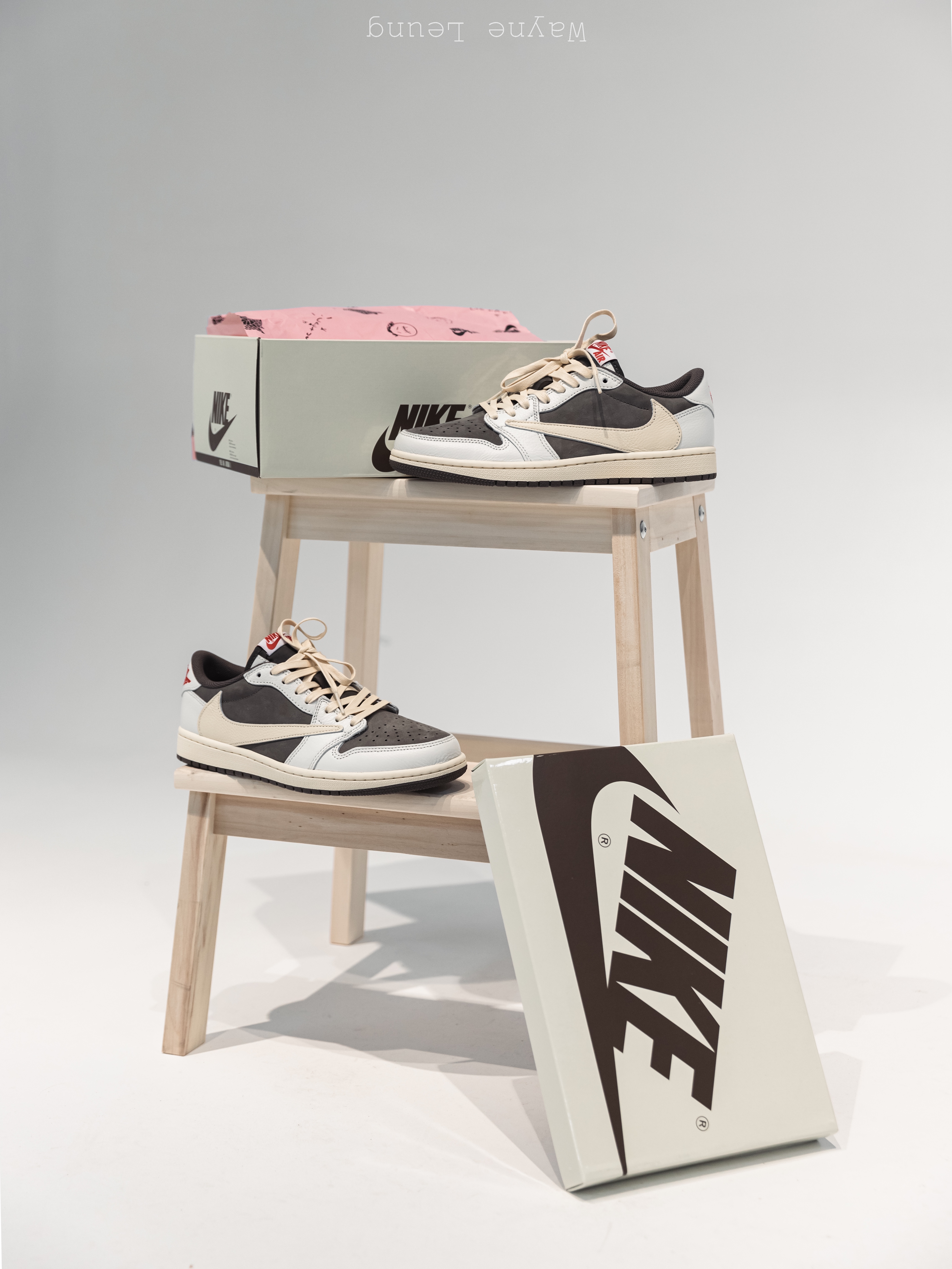 Jordan 1 x Travis Scott Retro Low OG SP Sail and Ridgerock 착용 스타일 - 1