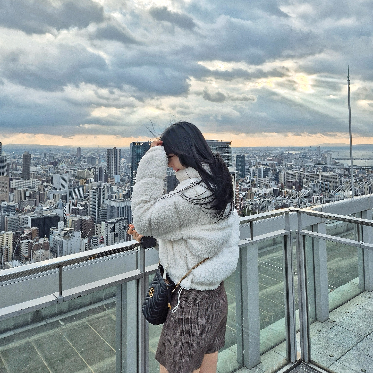 (W) The North Face High Pile Nuptse Jacket Gardenia White, Gucci GG Marmont Matelasse Mini Bucket Bag Black 착용 스타일 - 2