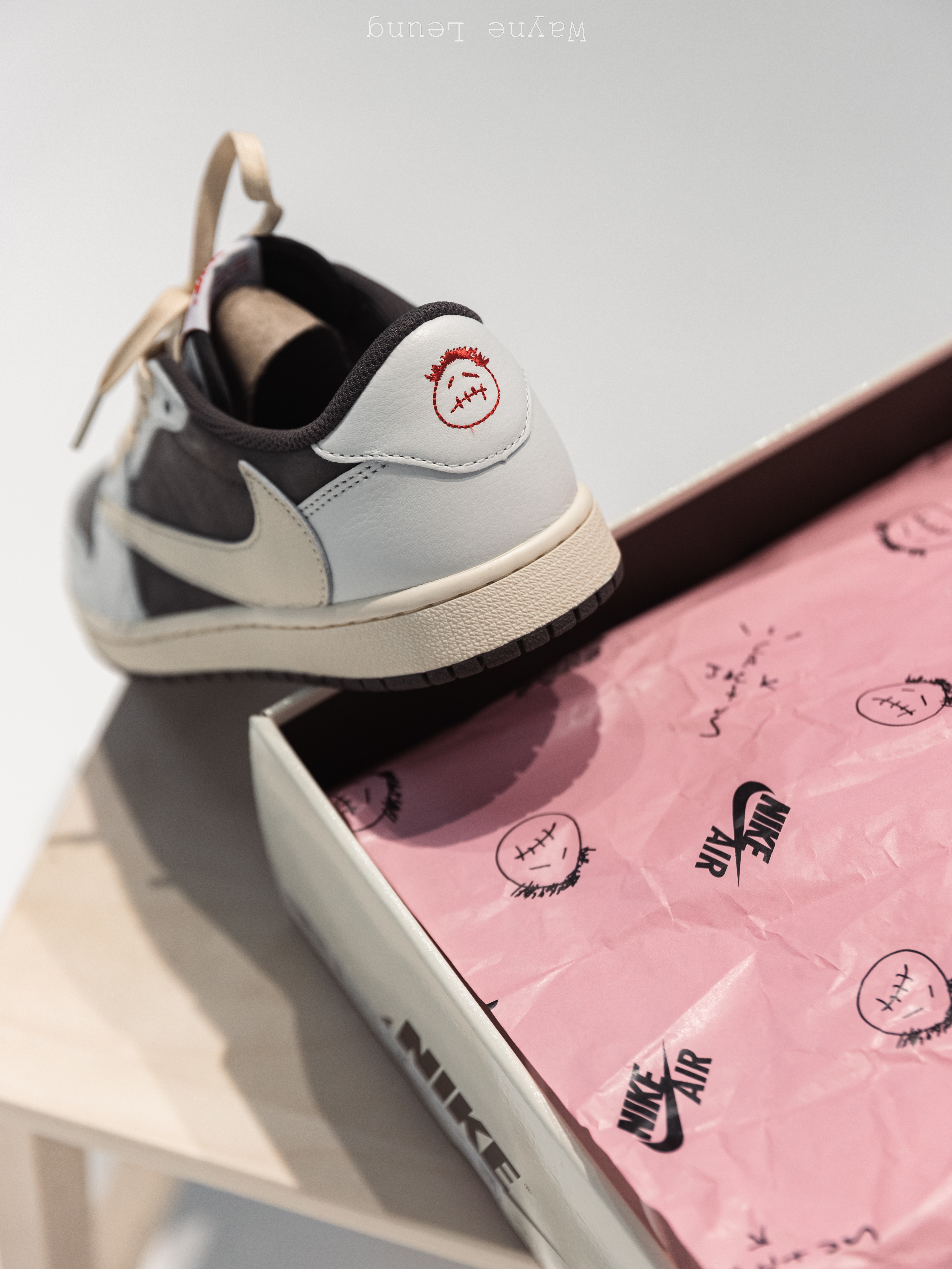 Jordan 1 x Travis Scott Retro Low OG SP Sail and Ridgerock 착용 스타일 - 2