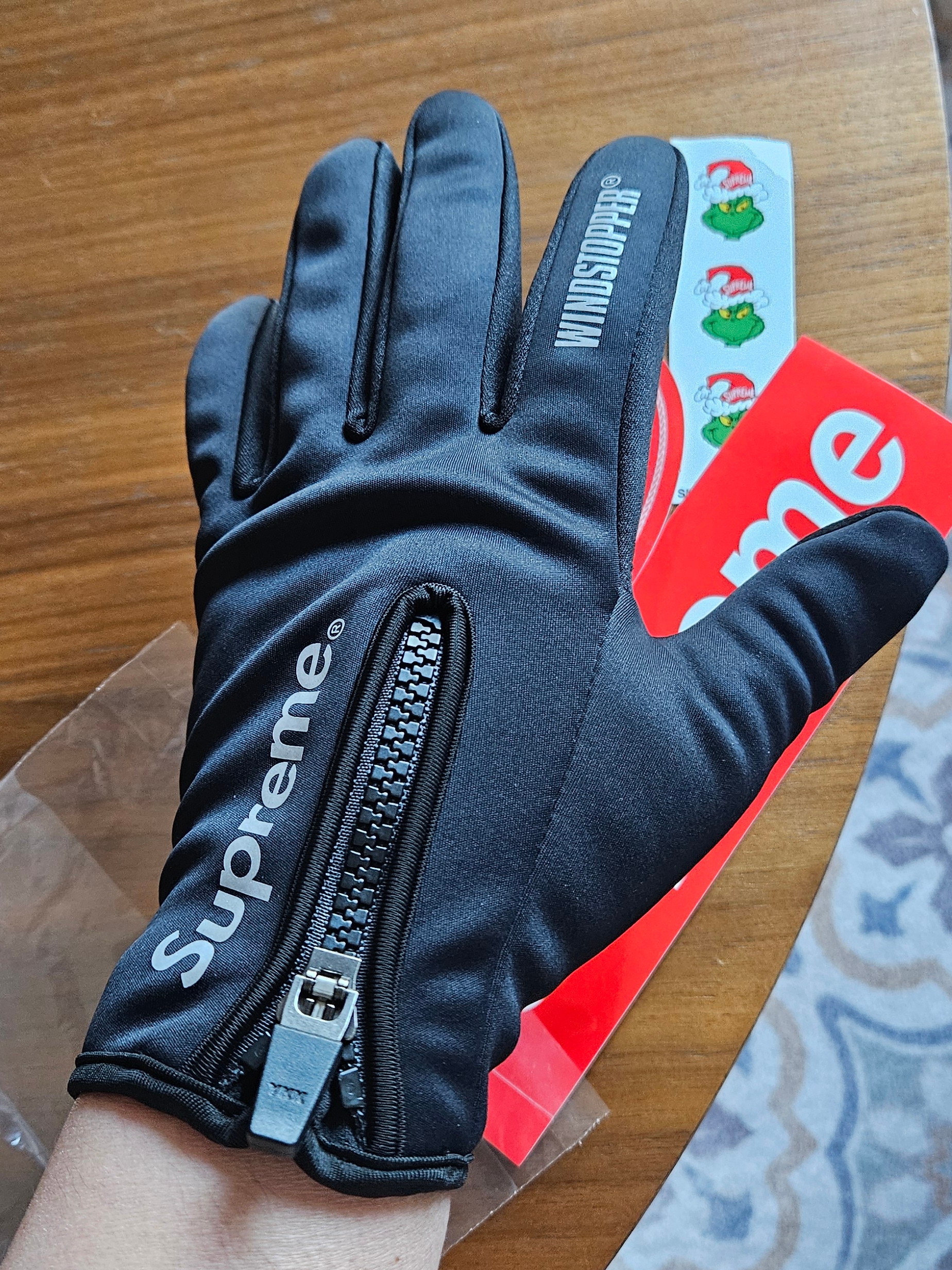 Supreme Windstopper Zip Gloves Black - 24FW 착용 스타일