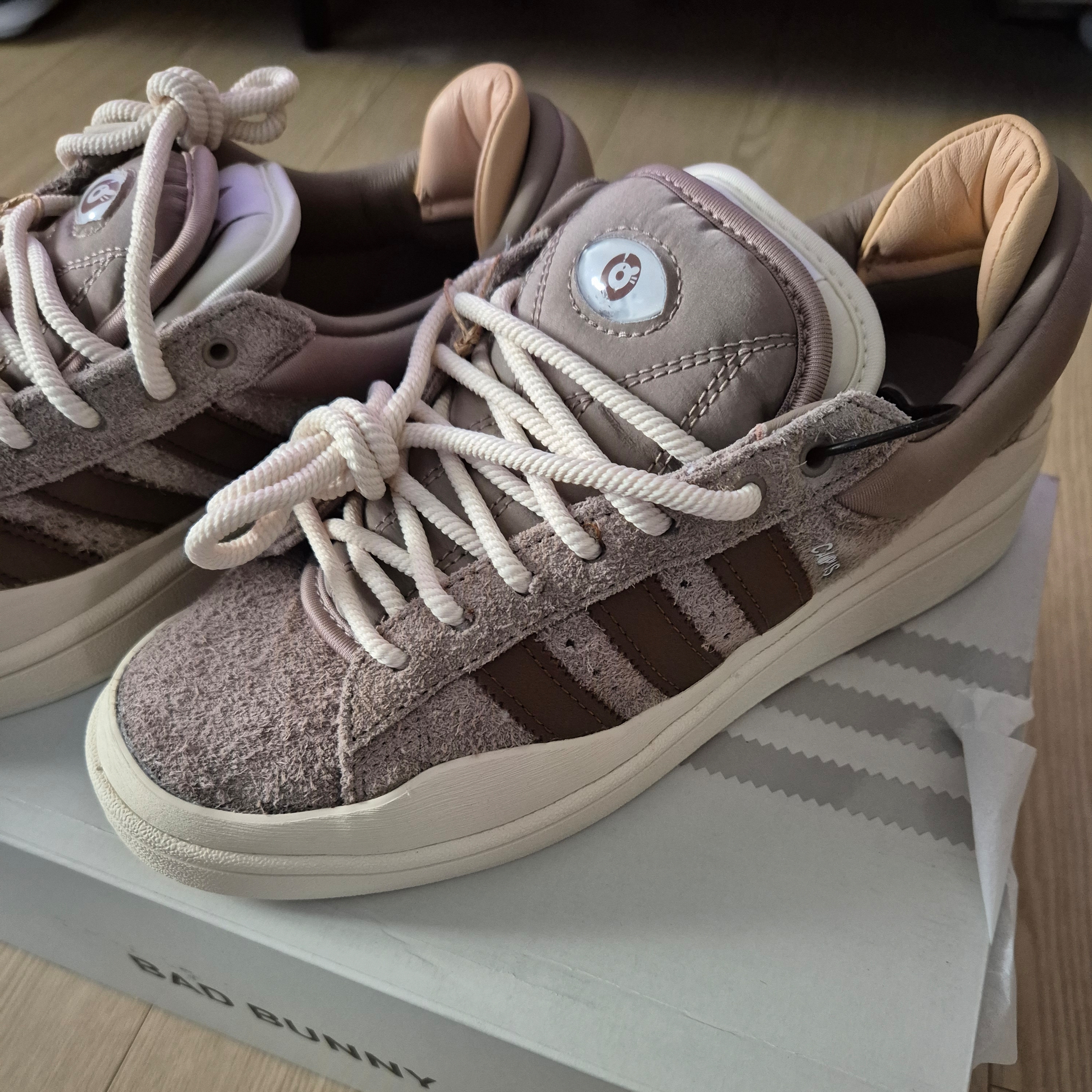 Adidas x Bad Bunny Campus Supplier Color White 착용 스타일