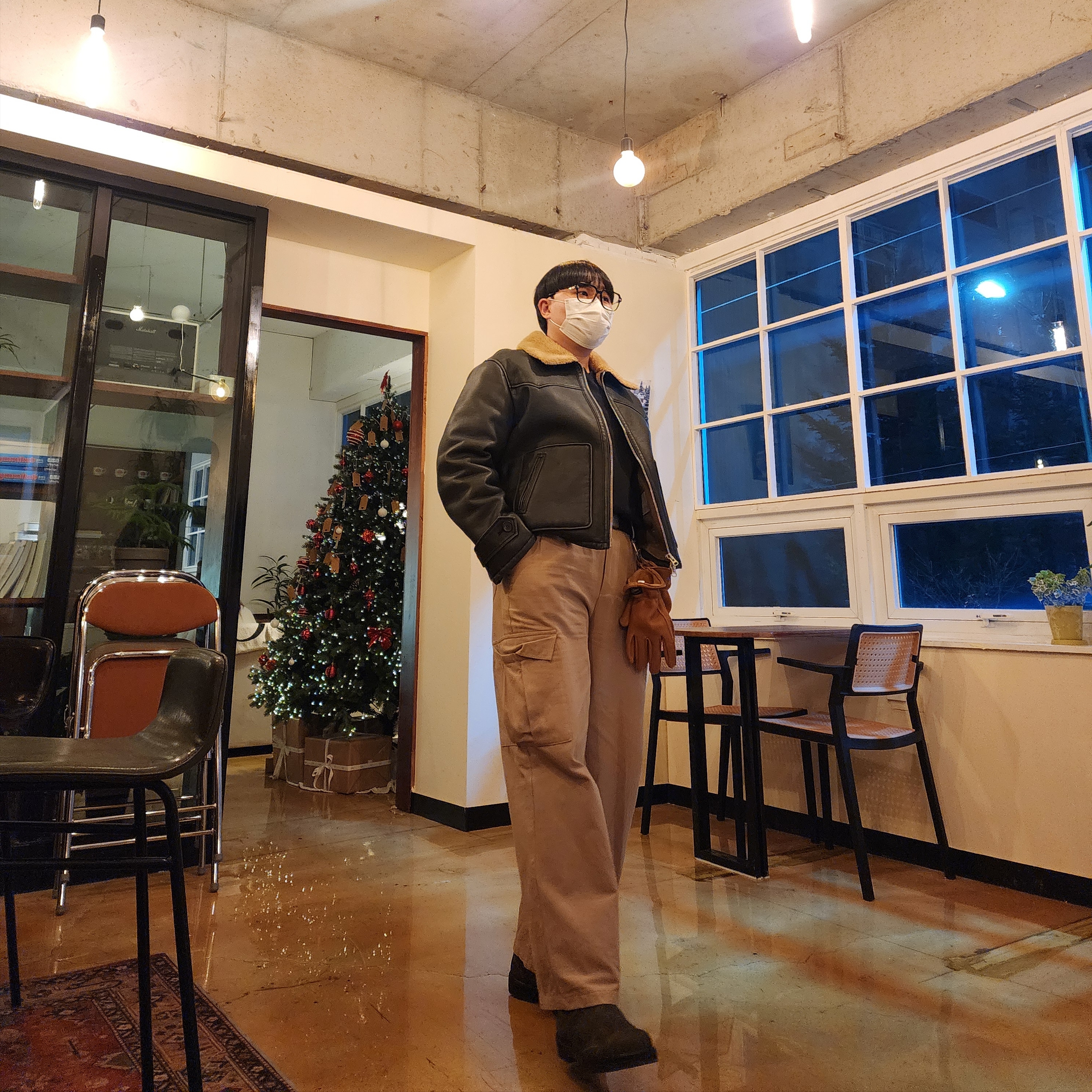 BLUNDSTONE Classics 585 Chelsea Boots Rustic Brown, Carhartt WIP Clip Belt Chrome Black 착용 스타일 - 3