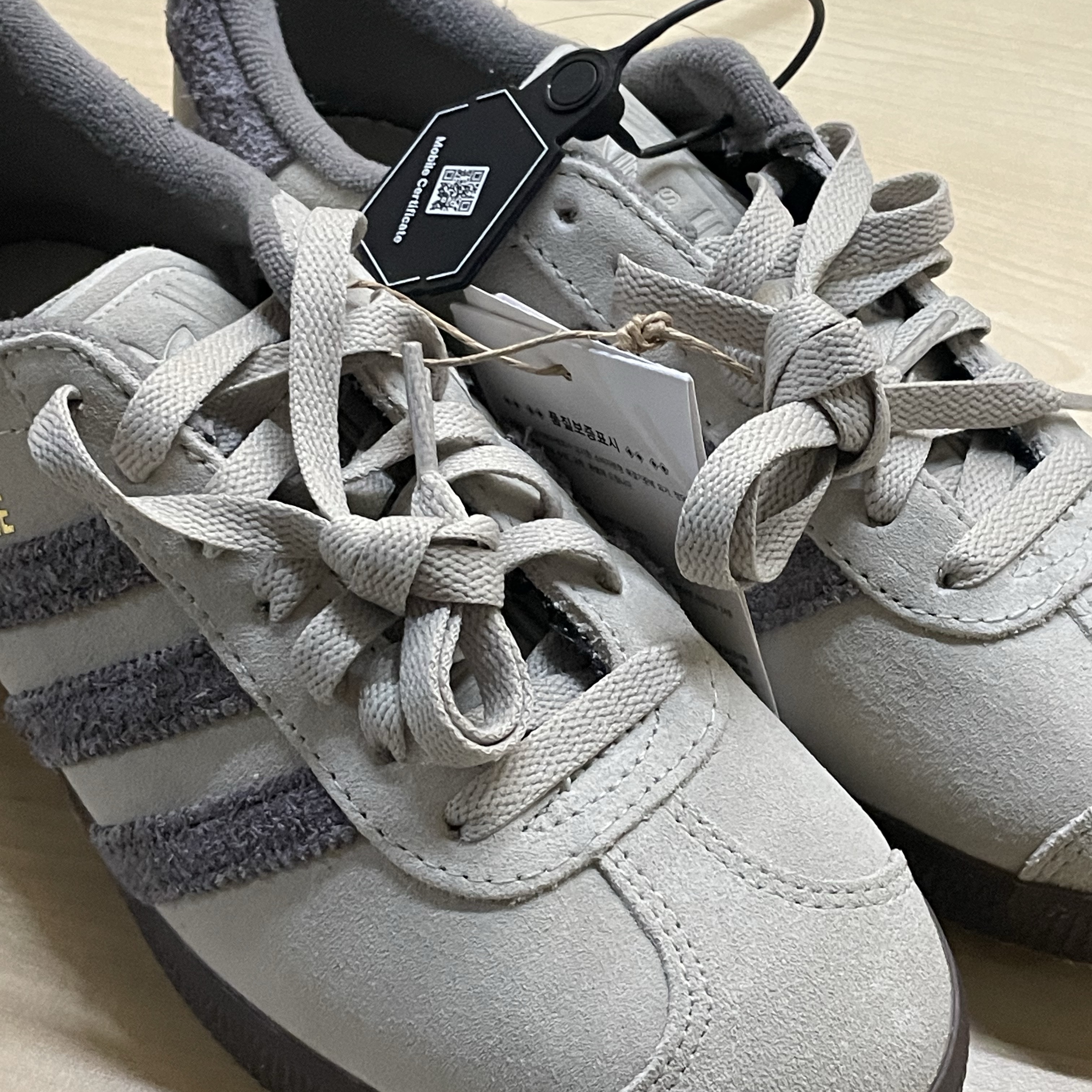 Adidas Gazelle Putty Grey Charcoal 착용 스타일