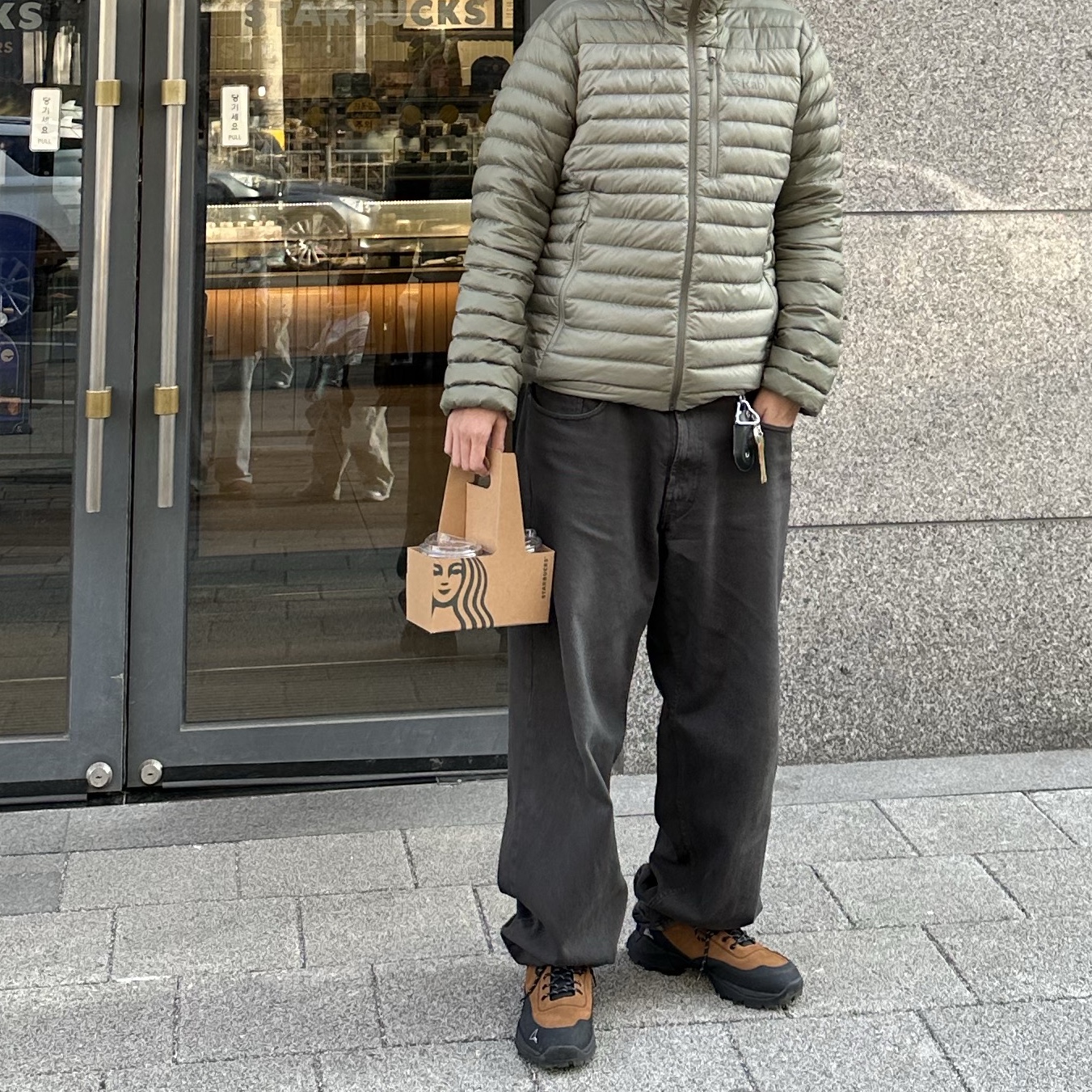 Rab Microlight Alpine Jacket Light Khaki, Roa Hiking Neal Brown Black 착용 스타일 - 3