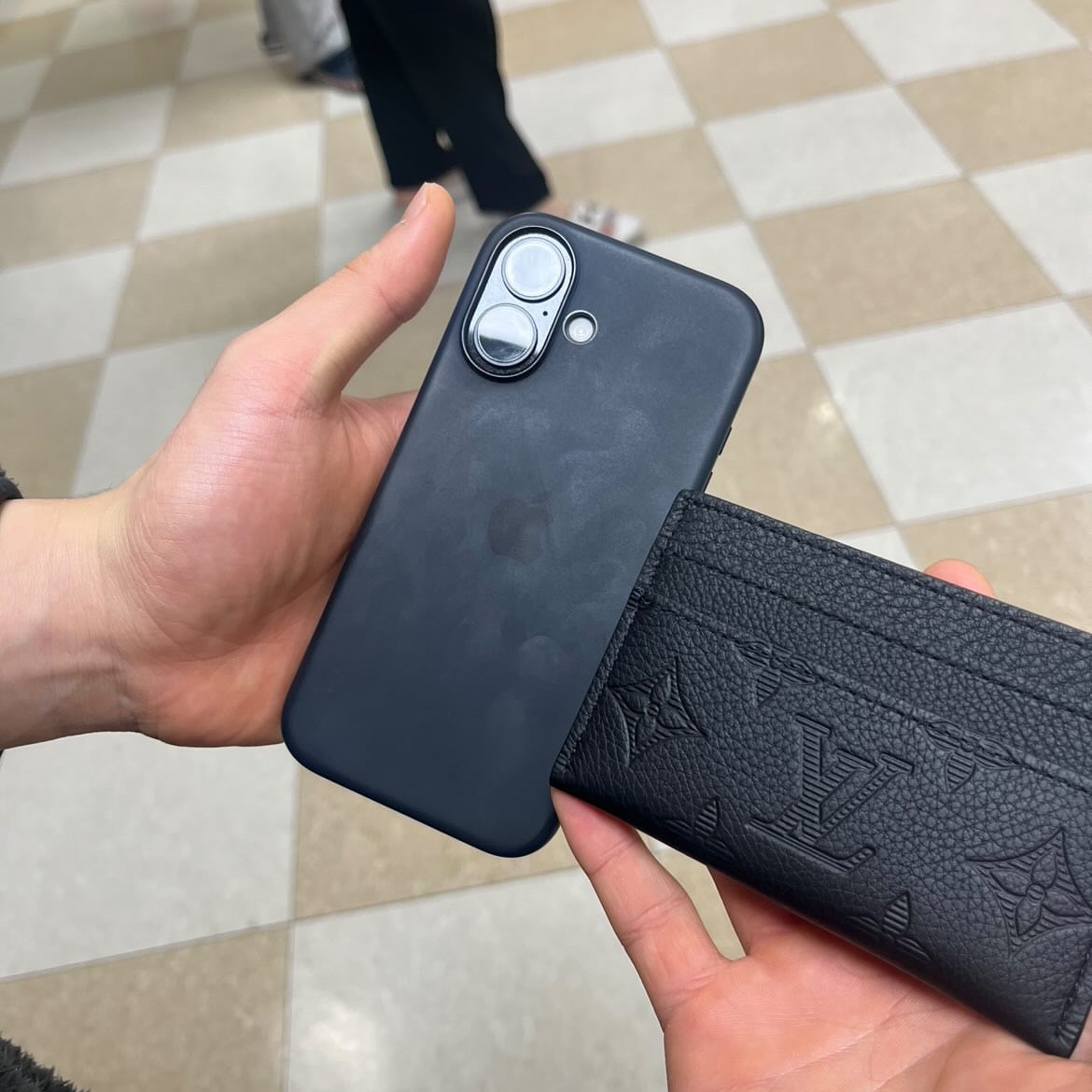 Louis Vuitton Porte Cartes Double Card Holder Black 착용 스타일
