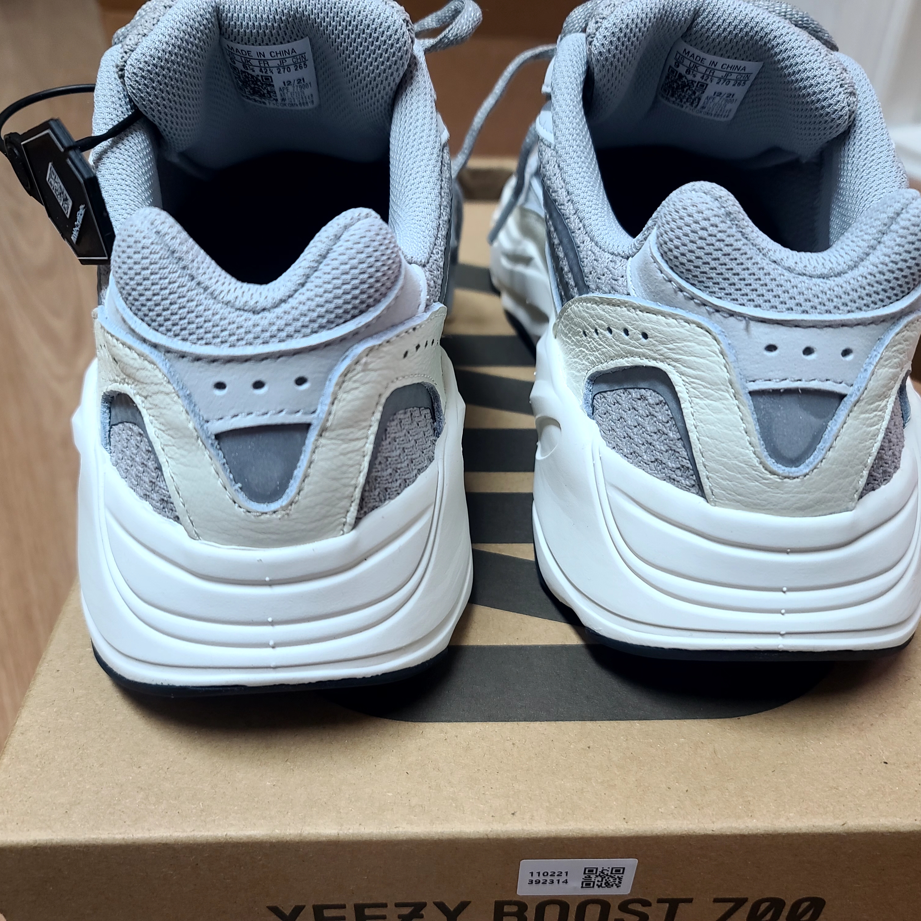Adidas Yeezy Boost 700 V2 Static 2022 착용 스타일 - 3