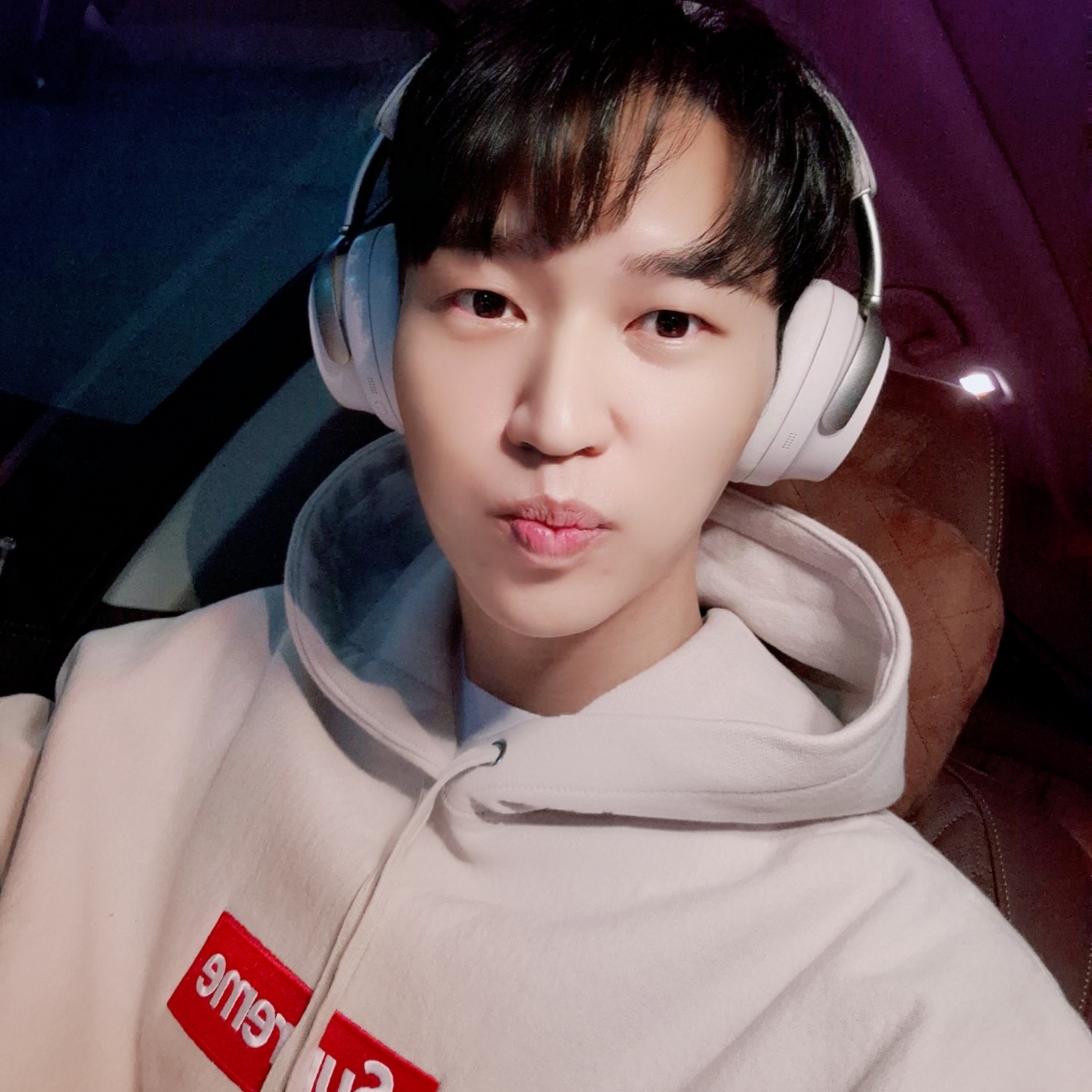 Supreme Box Logo Hooded Sweatshirt Stone - 24FW, BOSE QC Ultra White Smoke (Korean Ver.) 착용 스타일