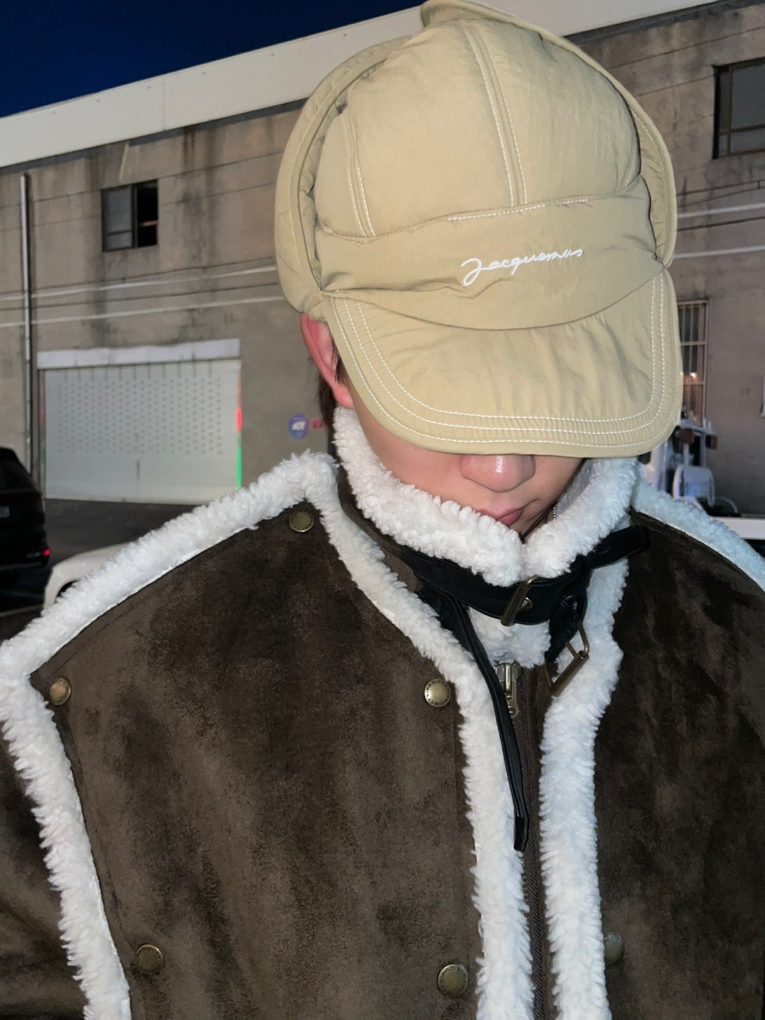 Jacquemus La Cagoule Bricciola Puffed Ear Flap Hat Beige, UGG Tasman Weather Hybrid Chestnut Big Sky 착용 스타일 - 2